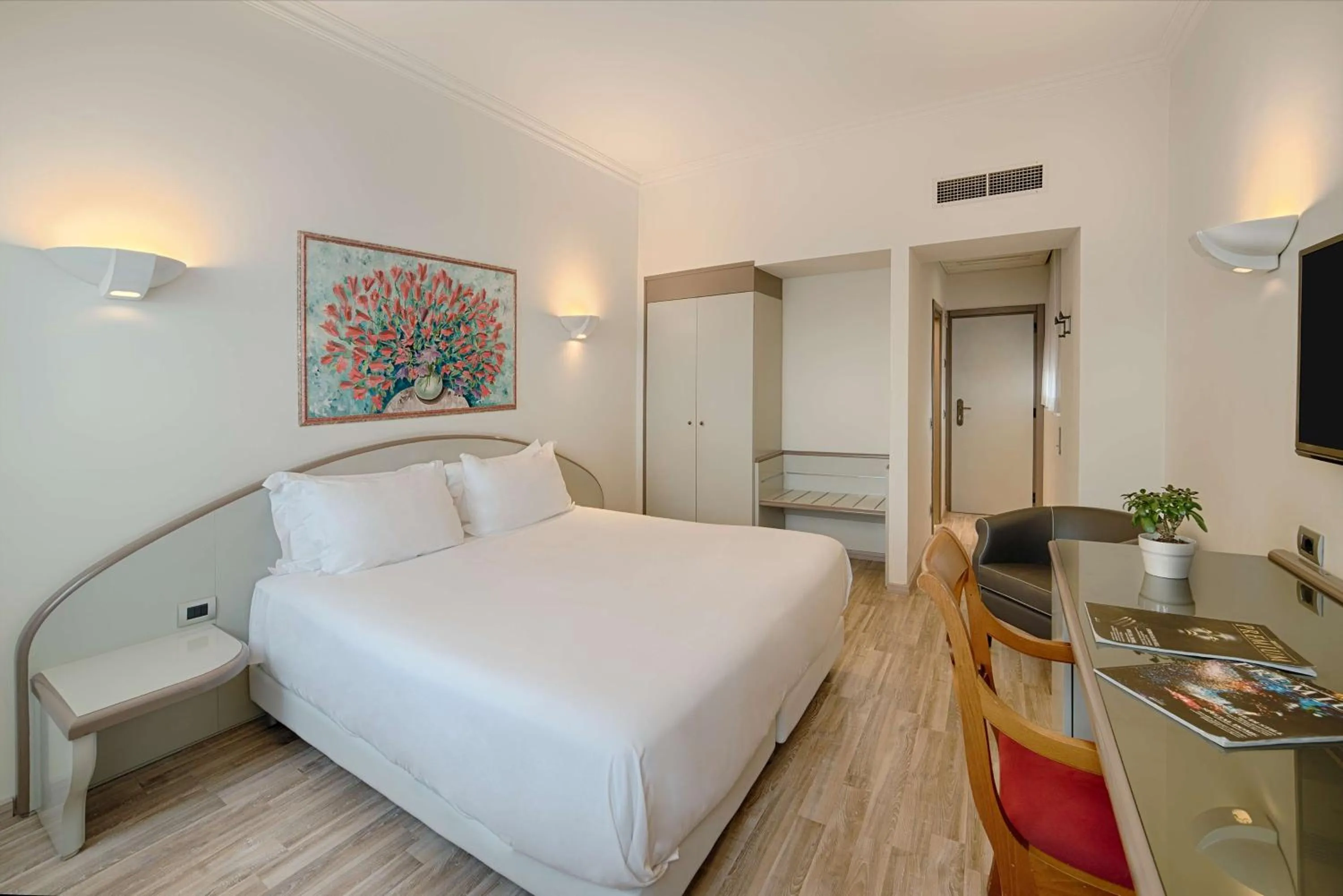 Photo of the whole room, Bed in NH Ancona