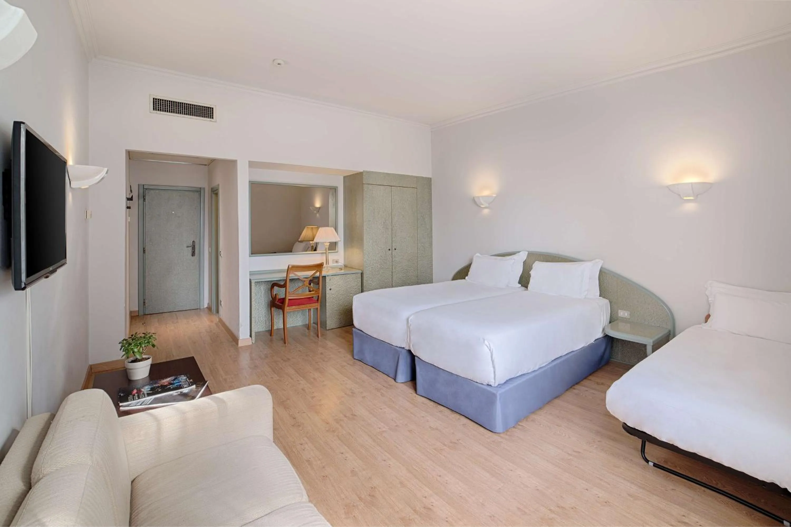 Photo of the whole room, Bed in NH Ancona