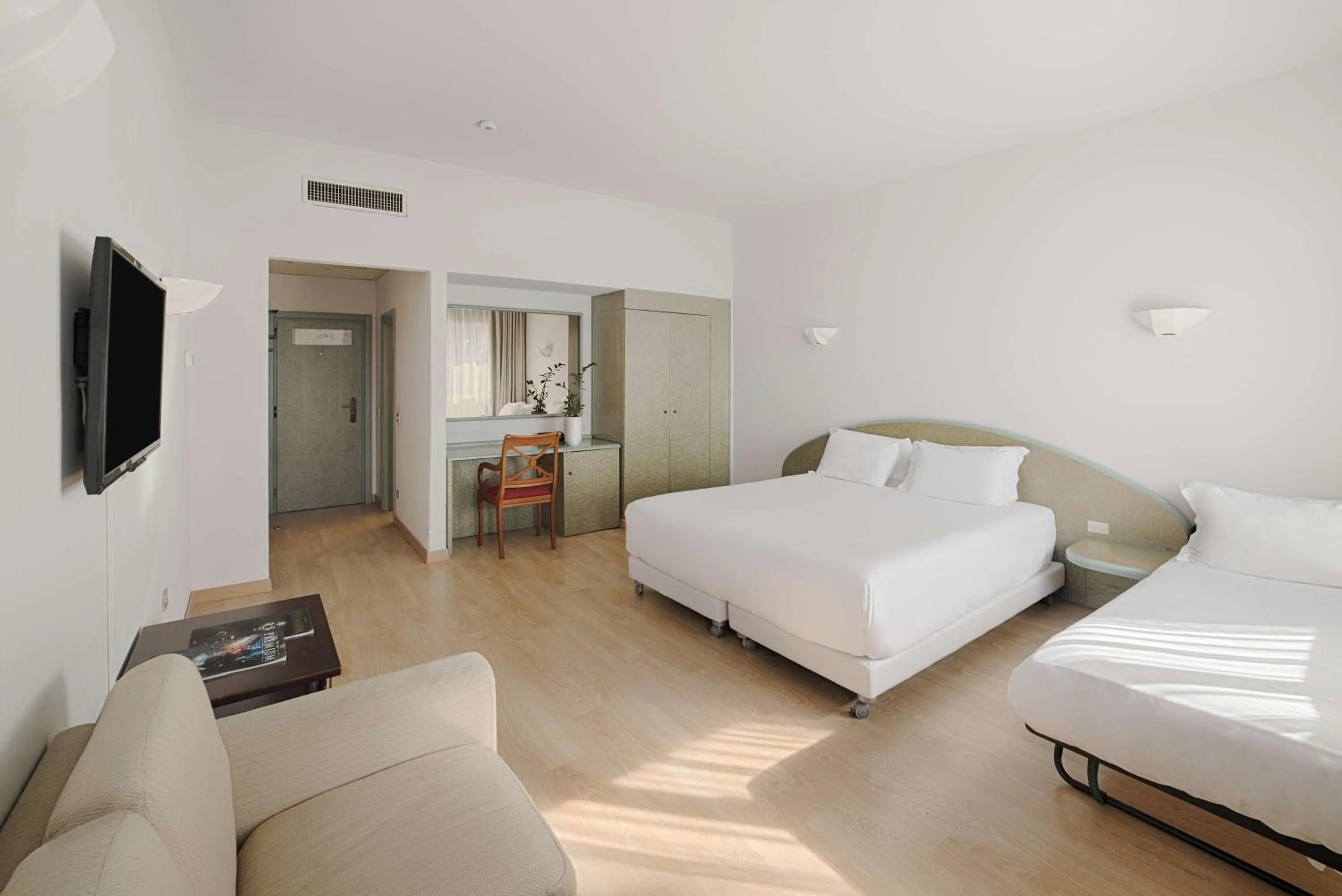 Photo of the whole room, Bed in NH Ancona