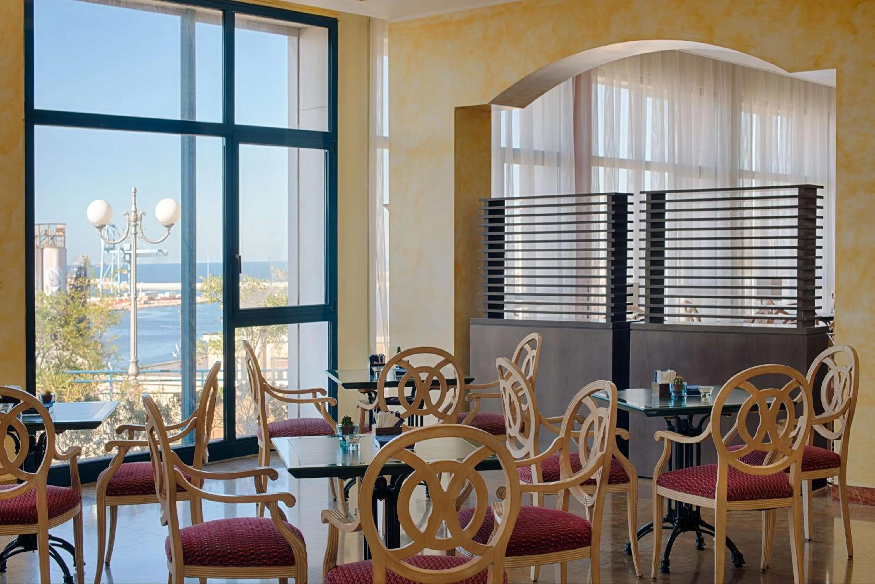 Lounge or bar in NH Ancona