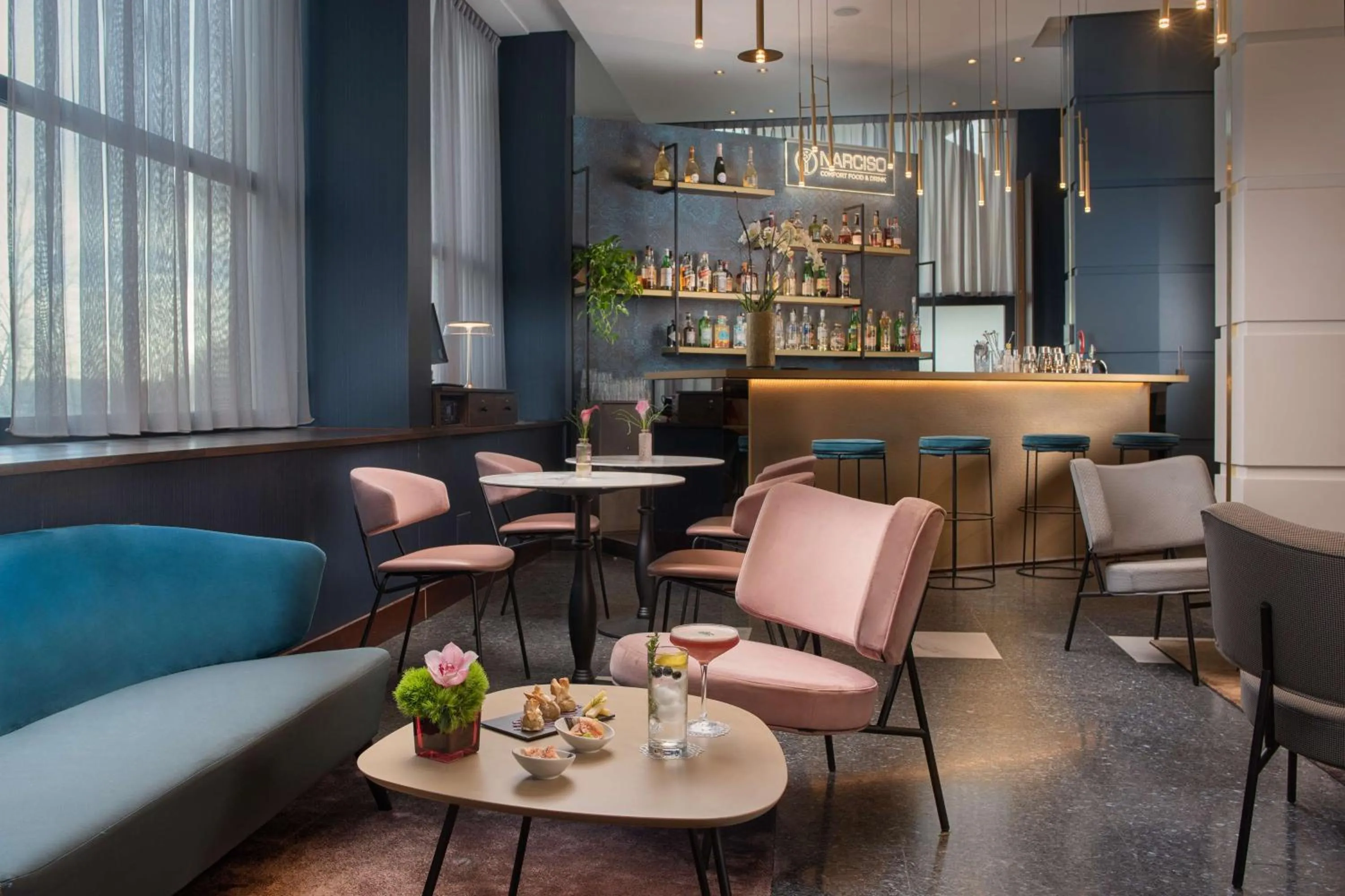 Lounge or bar in NH Firenze