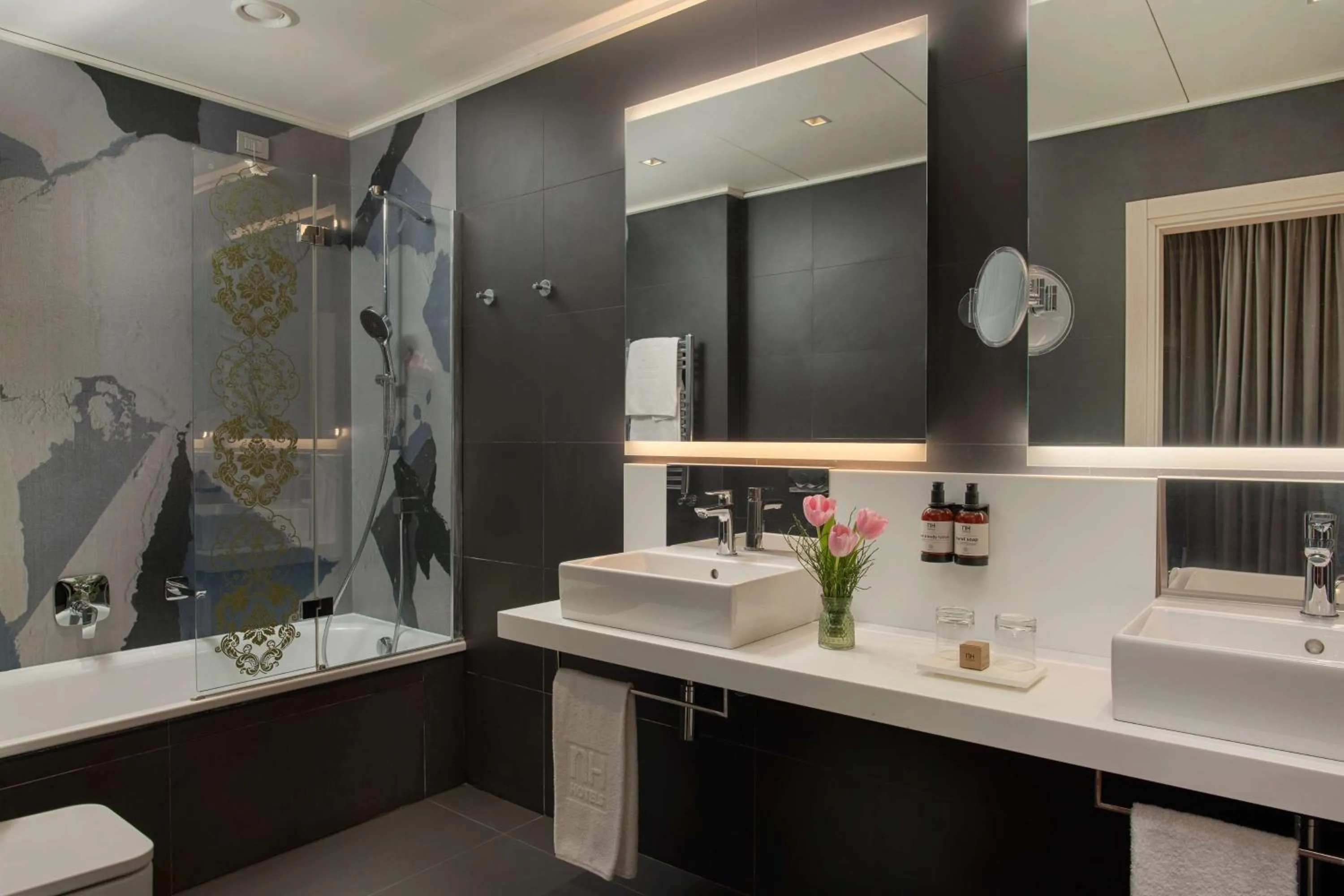 Bathroom in NH Firenze