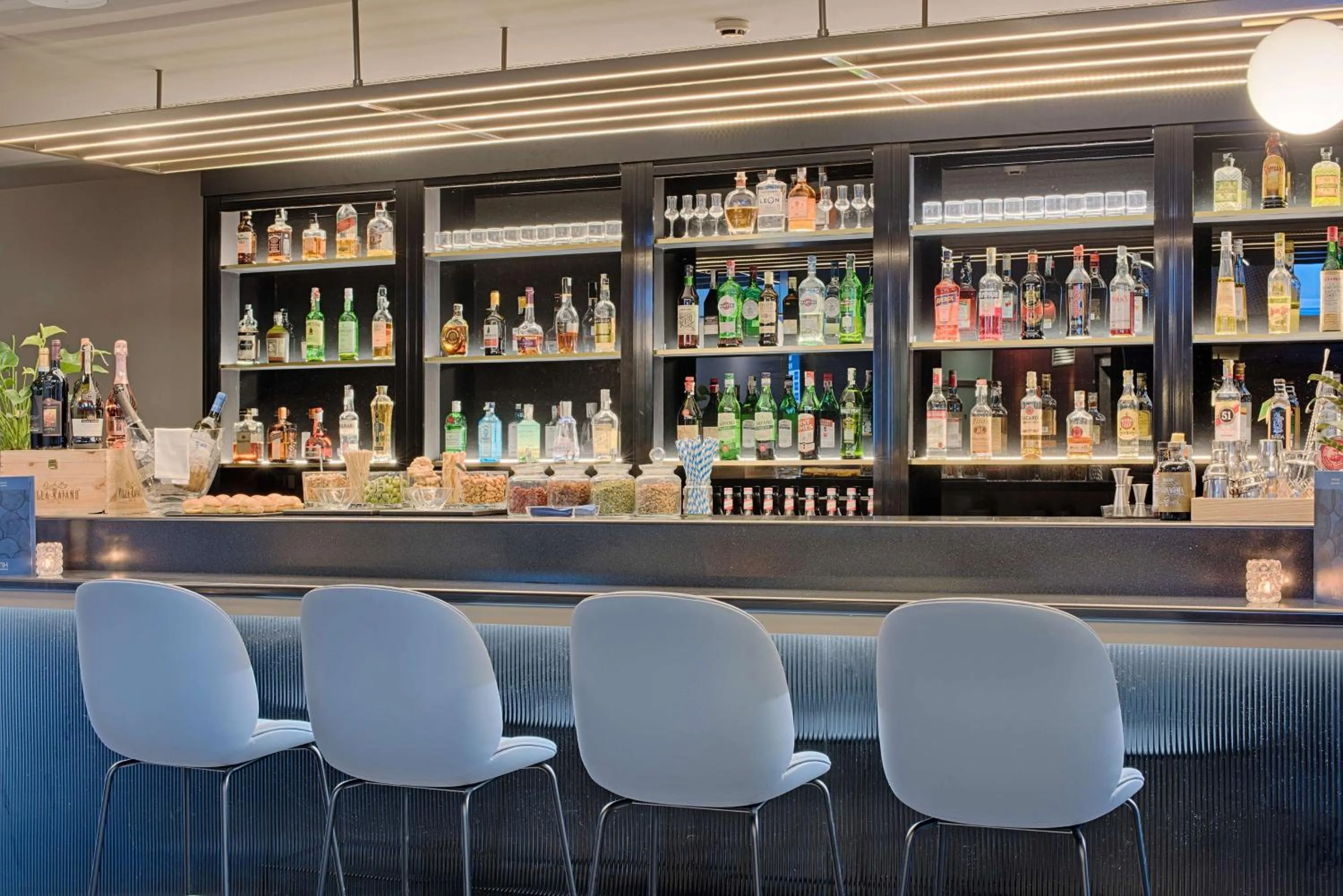 Lounge or bar in NH Napoli Panorama