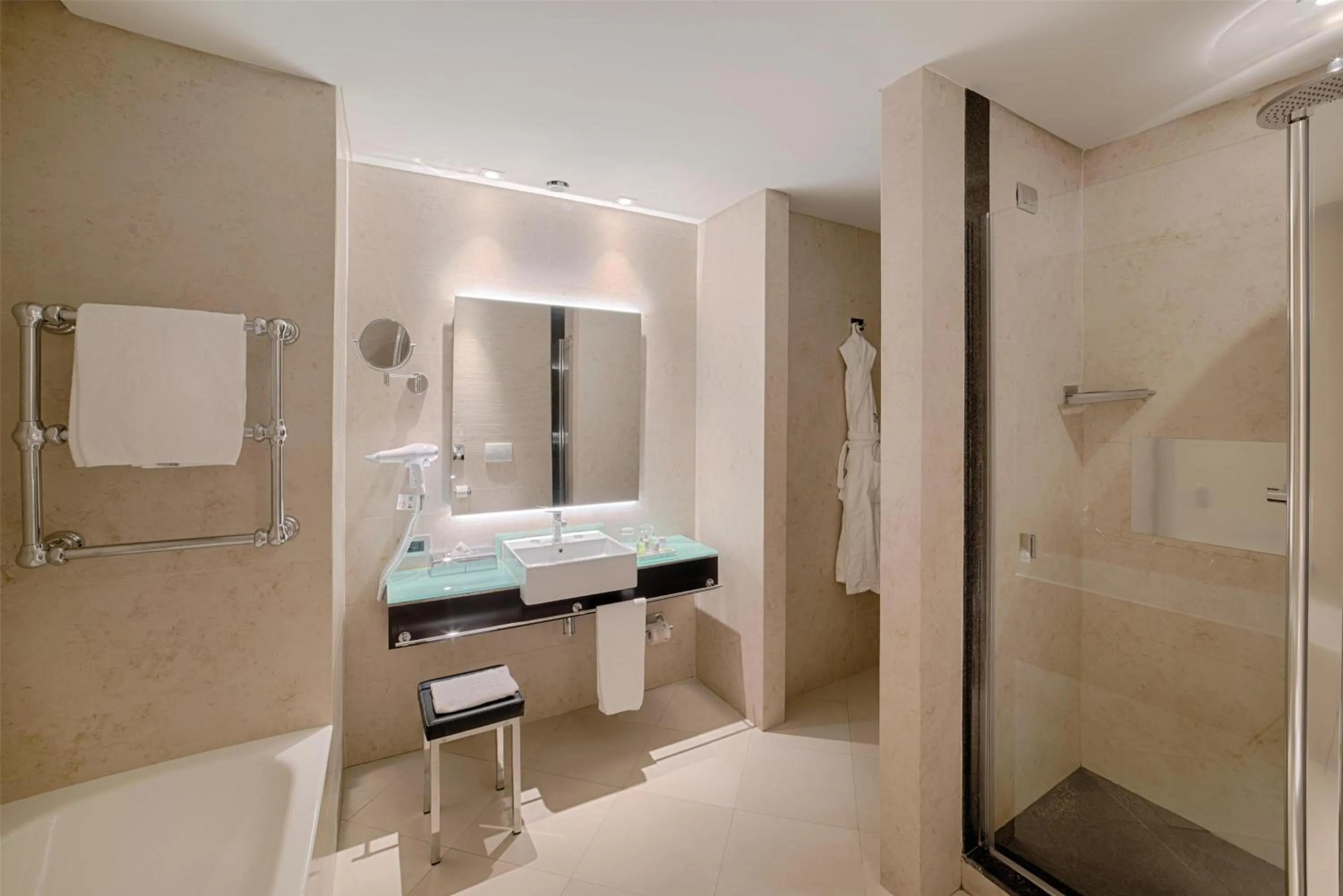 Bathroom in NH Napoli Panorama