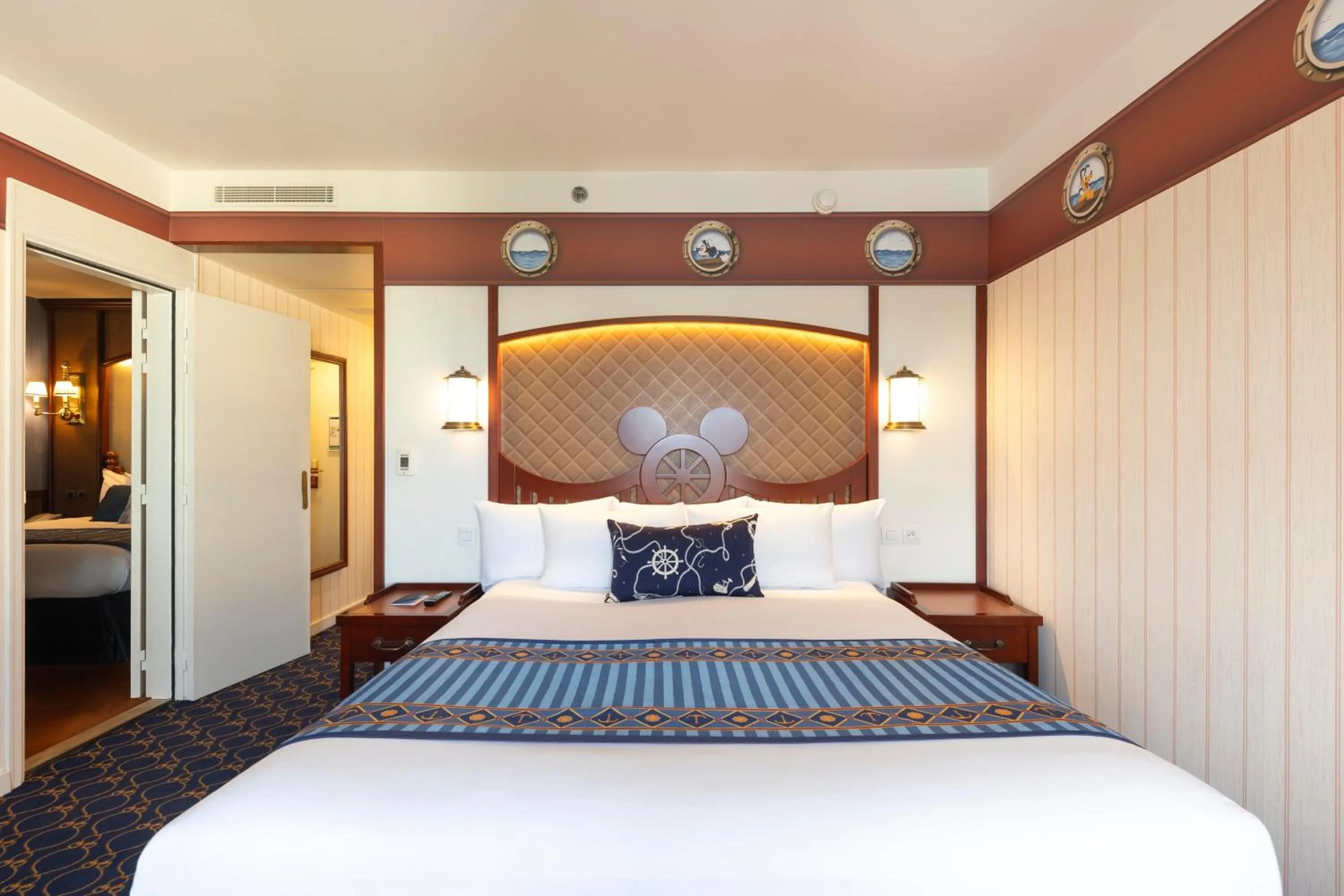 Bedroom, Bed in Disney Newport Bay Club