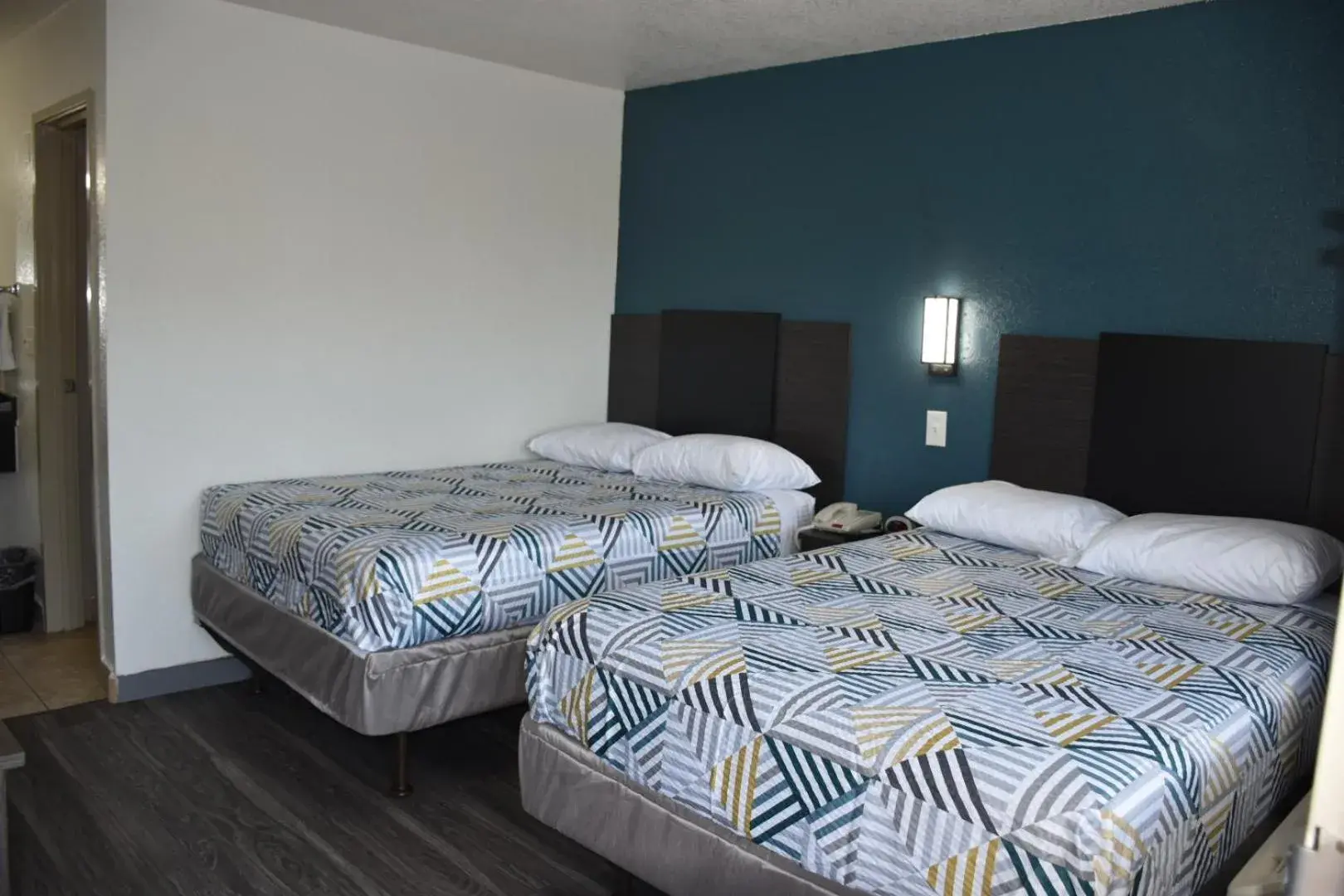 Deluxe Quadruple Room - single occupancy - Smoking in Studio 6-Grand Prairie, TX Deluxe Quadruple Room - single occupancy - Smoking in Studio 6-Grand Prairie, TX