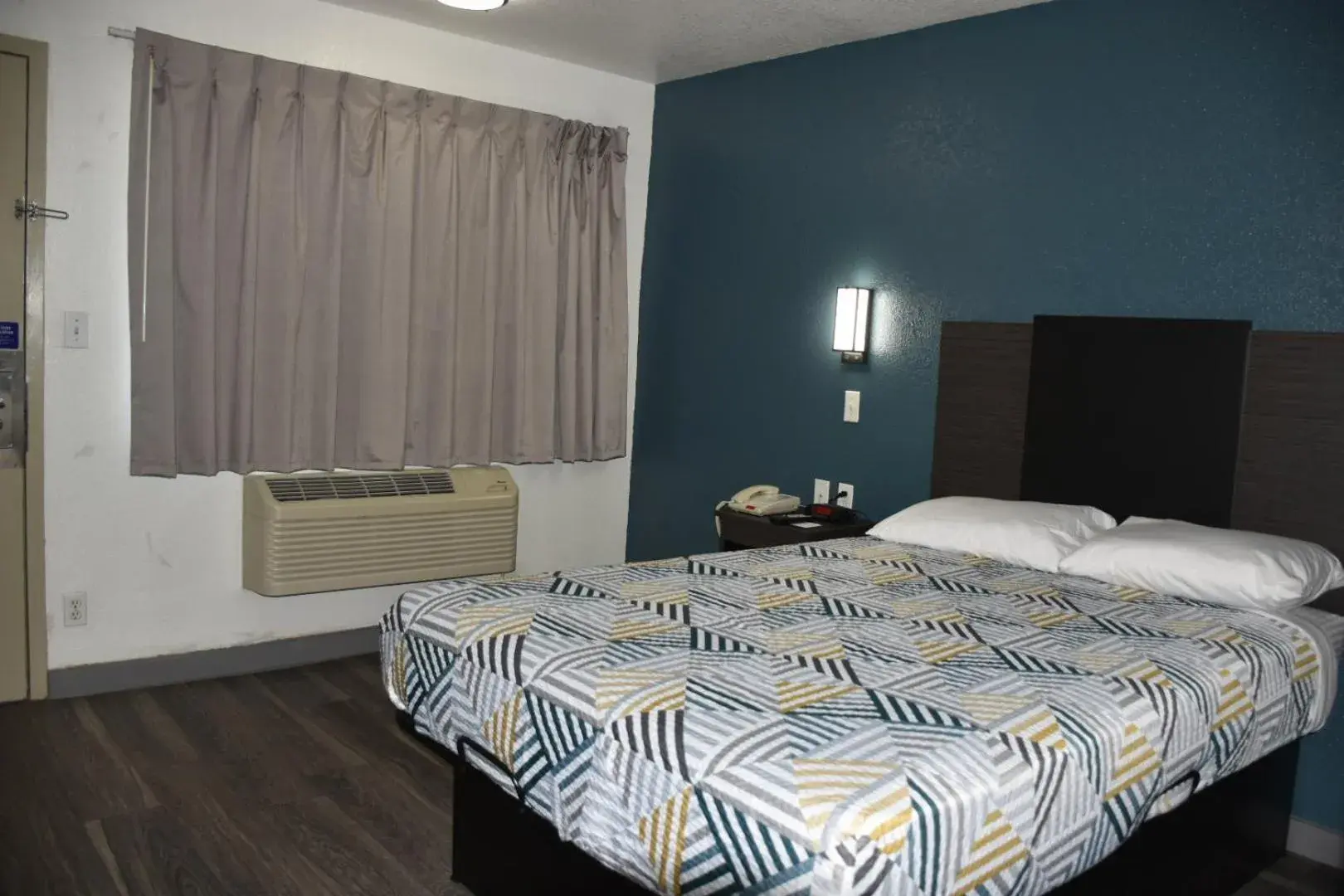 Double Room - single occupancy - Smoking in Studio 6-Grand Prairie, TX Double Room - single occupancy - Smoking in Studio 6-Grand Prairie, TX