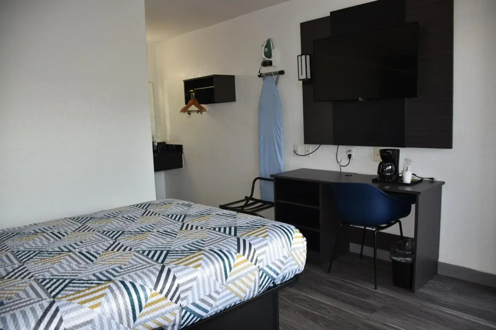 Double Room - single occupancy - Non-Smoking in Studio 6-Grand Prairie, TX Double Room - single occupancy - Non-Smoking in Studio 6-Grand Prairie, TX