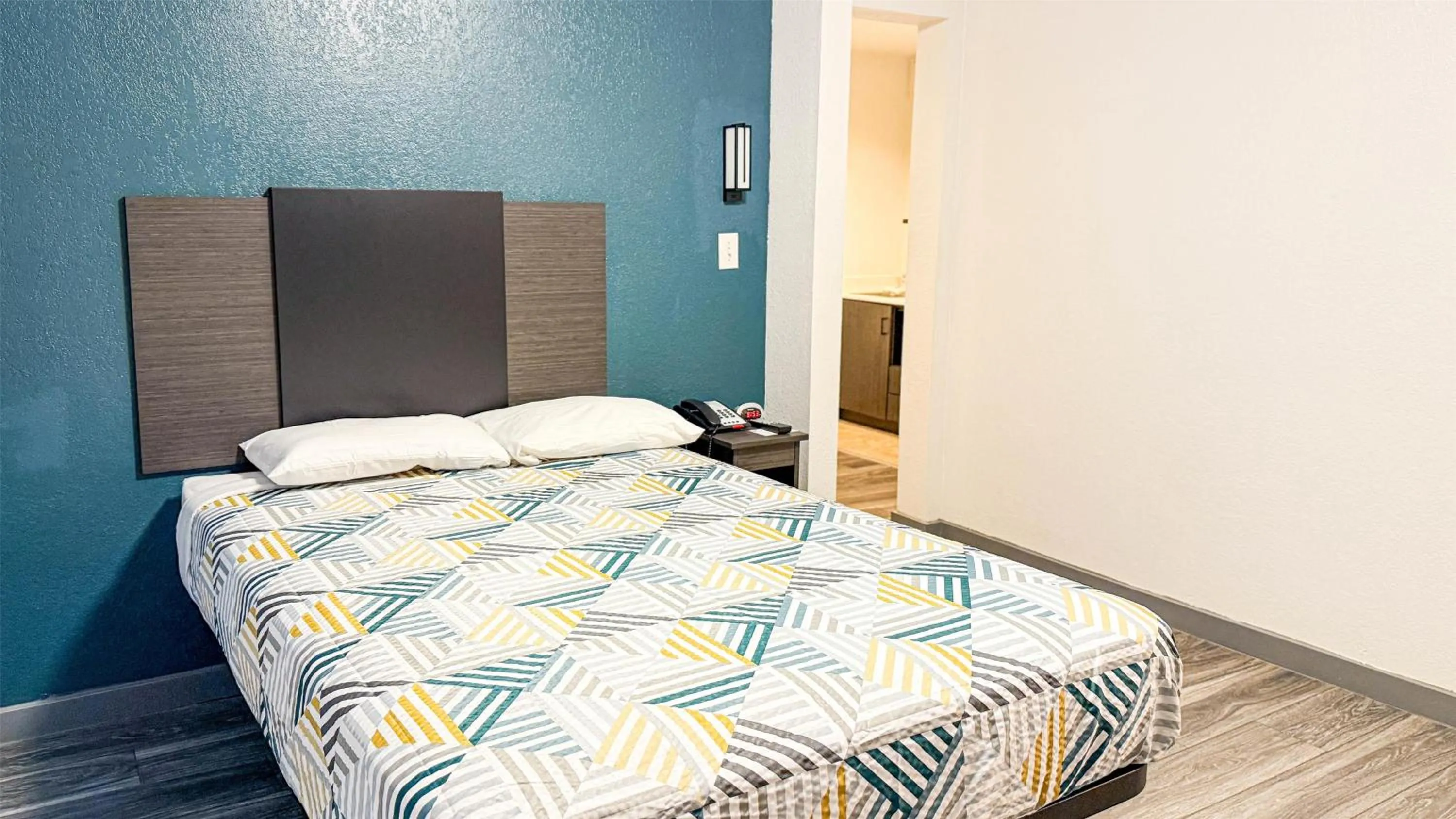 Photo of the whole room, Bed in Studio 6-Grand Prairie, TX