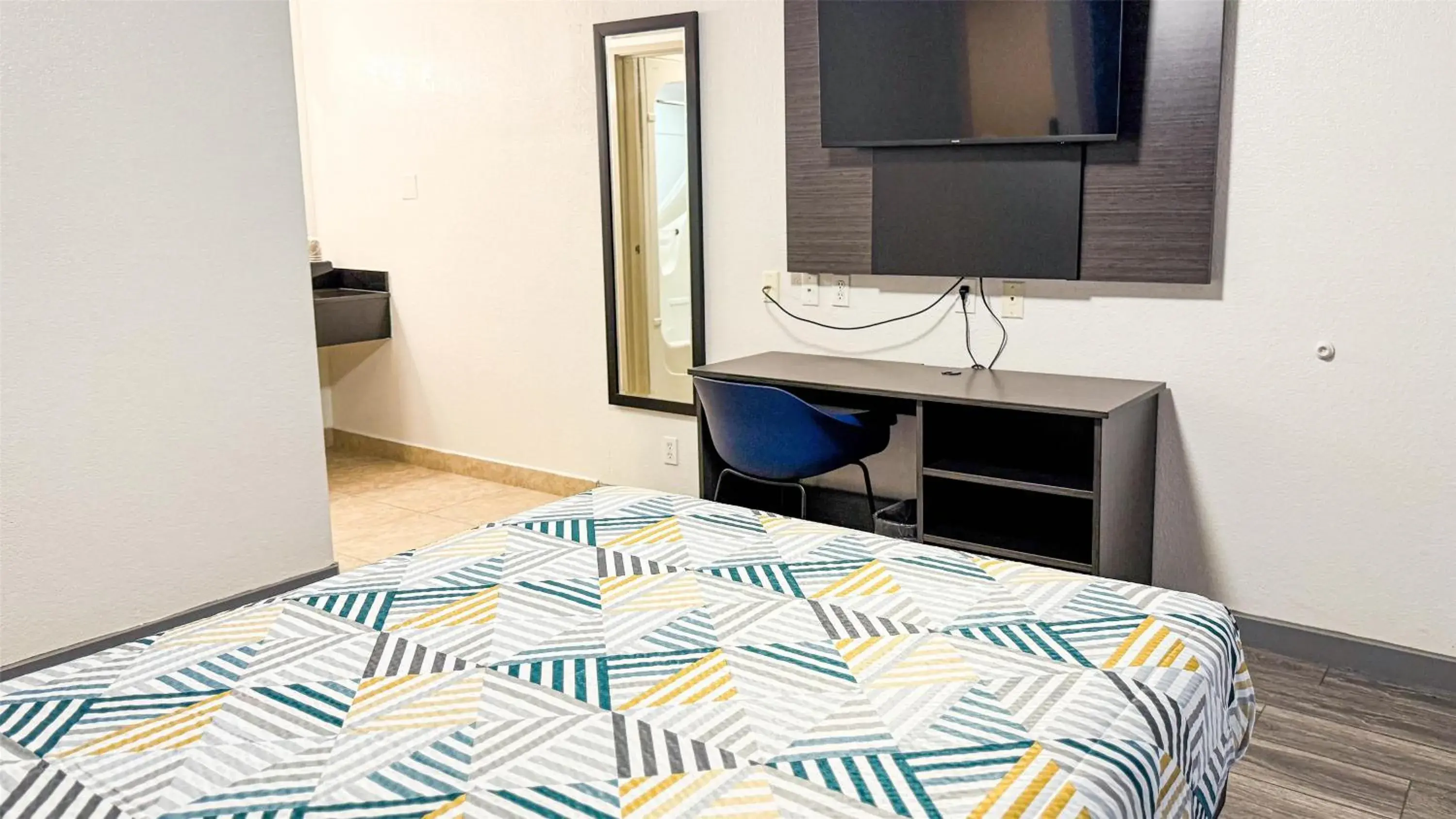 Deluxe Double Room - single occupancy - Smoking in Studio 6-Grand Prairie, TX Deluxe Double Room - single occupancy - Smoking in Studio 6-Grand Prairie, TX