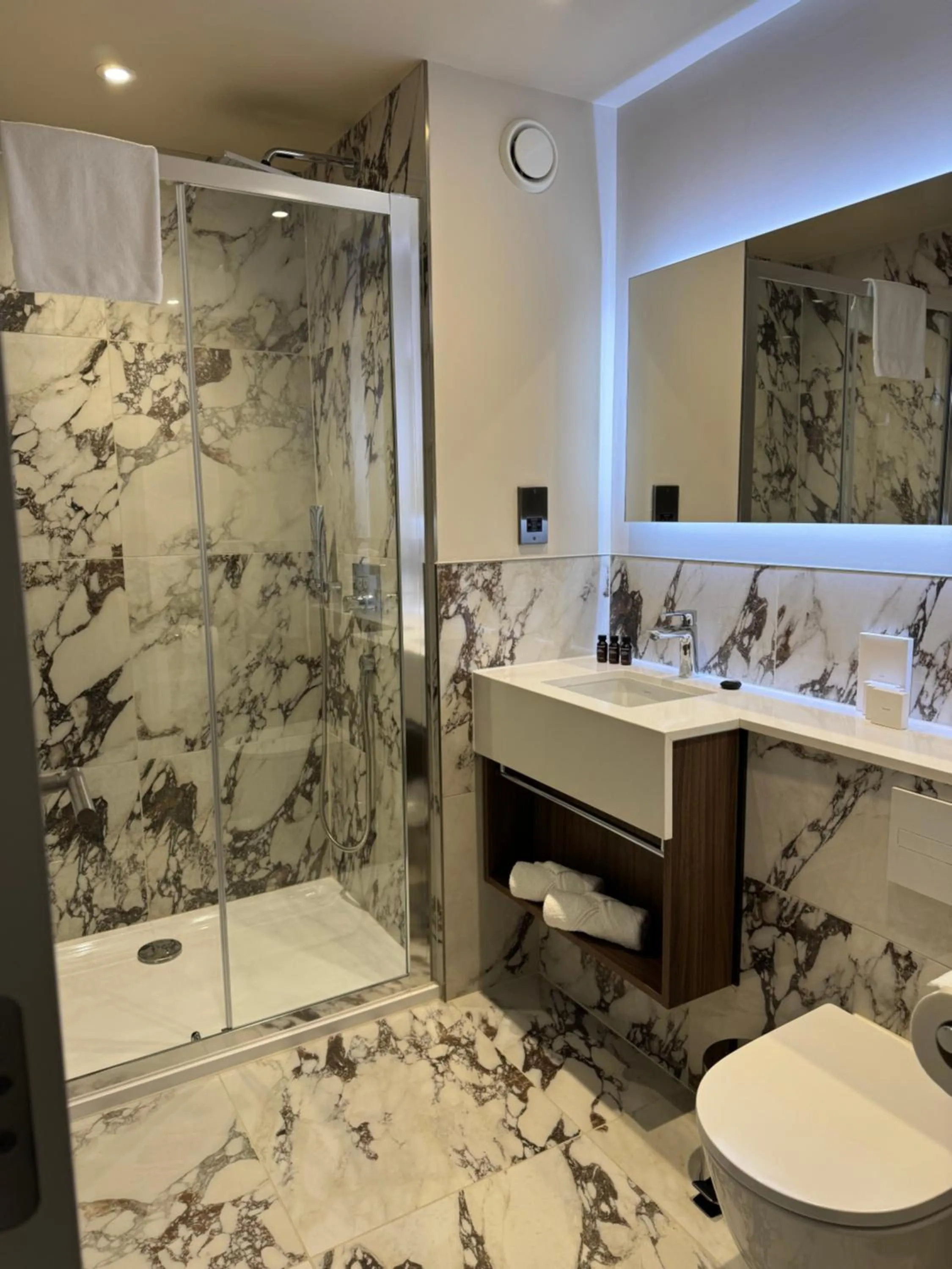 Shower in The Lodge Hotel - Putney