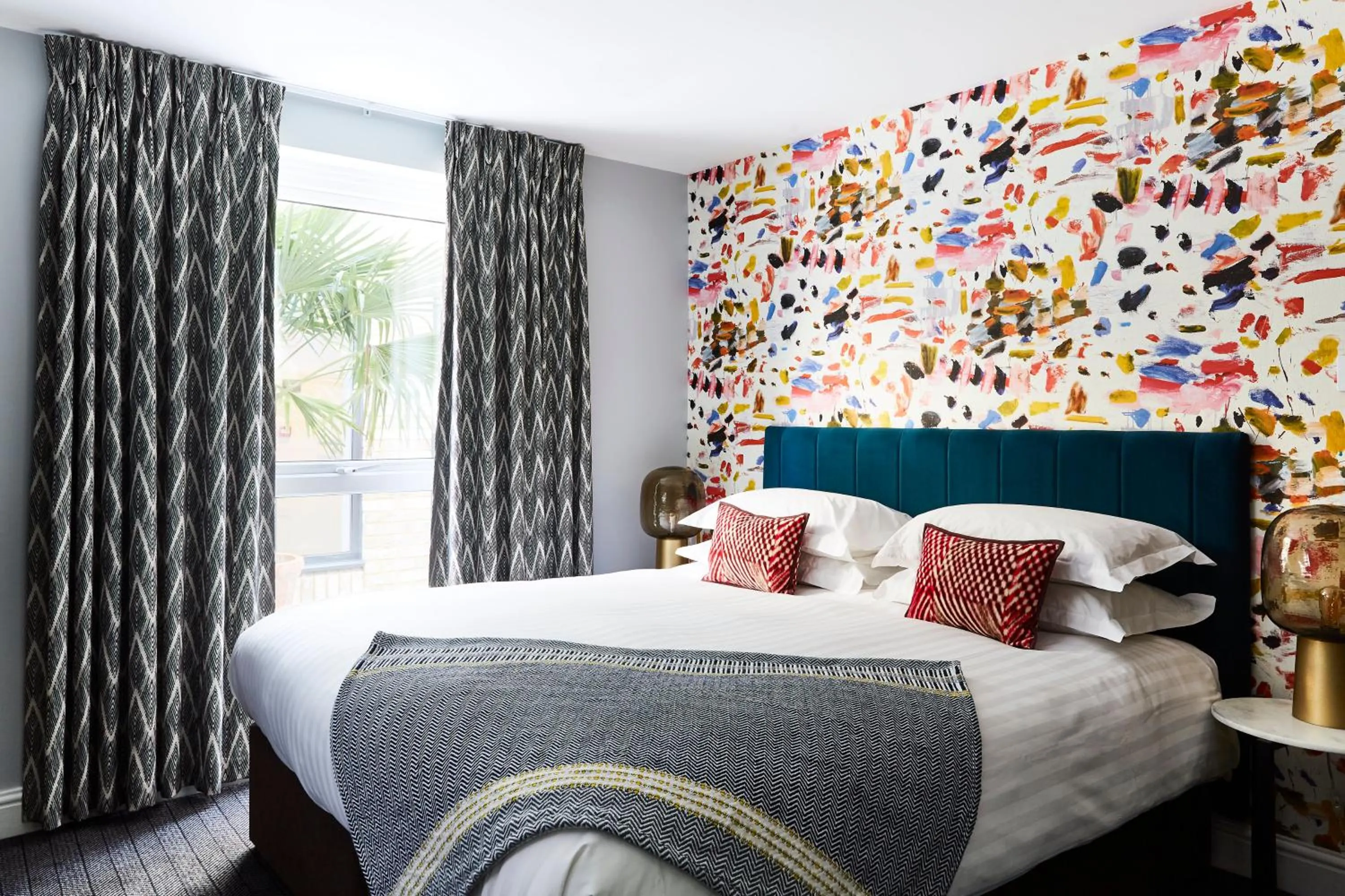 Bed in The Lodge Hotel - Putney