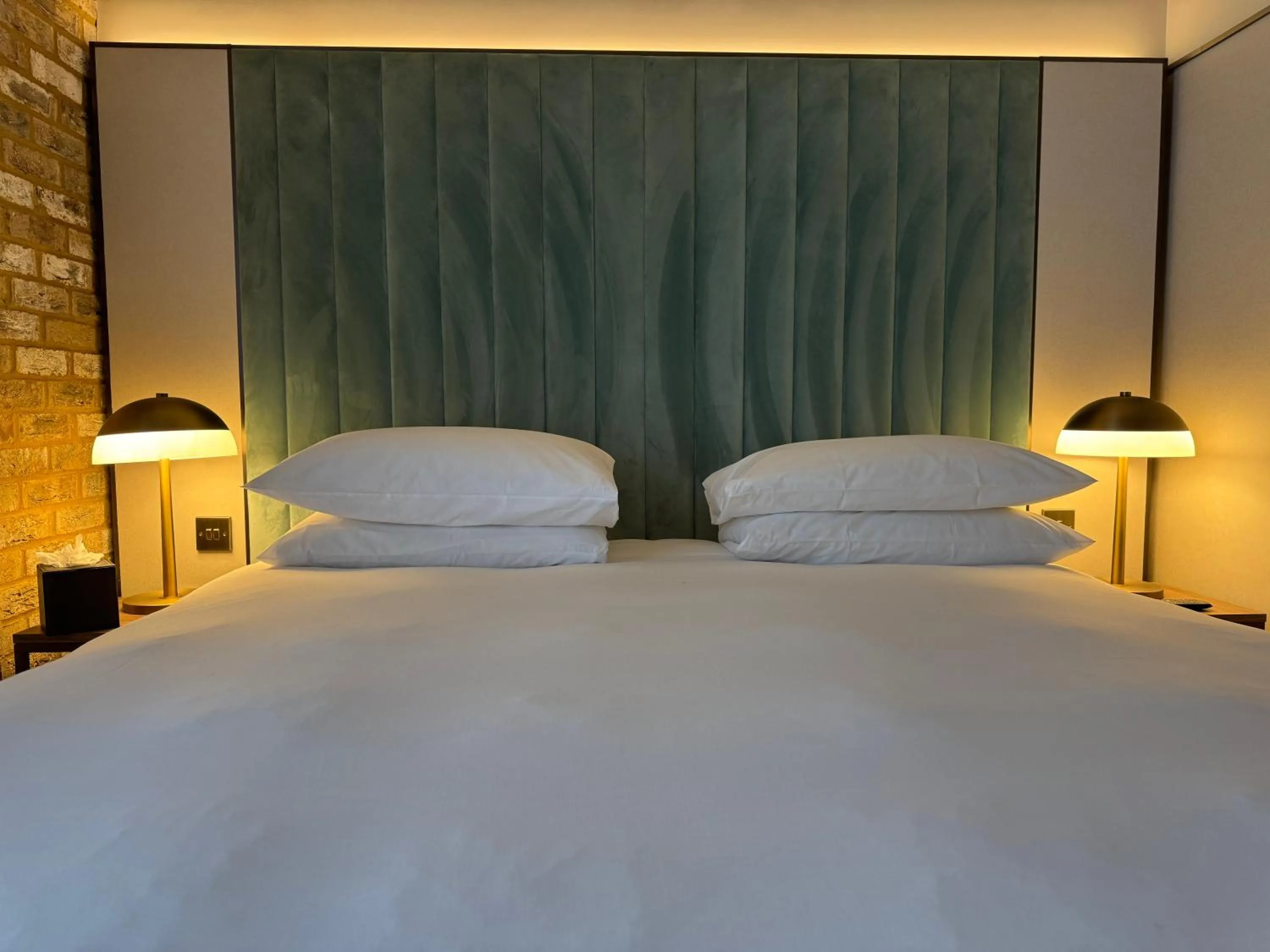 Bed in The Lodge Hotel - Putney