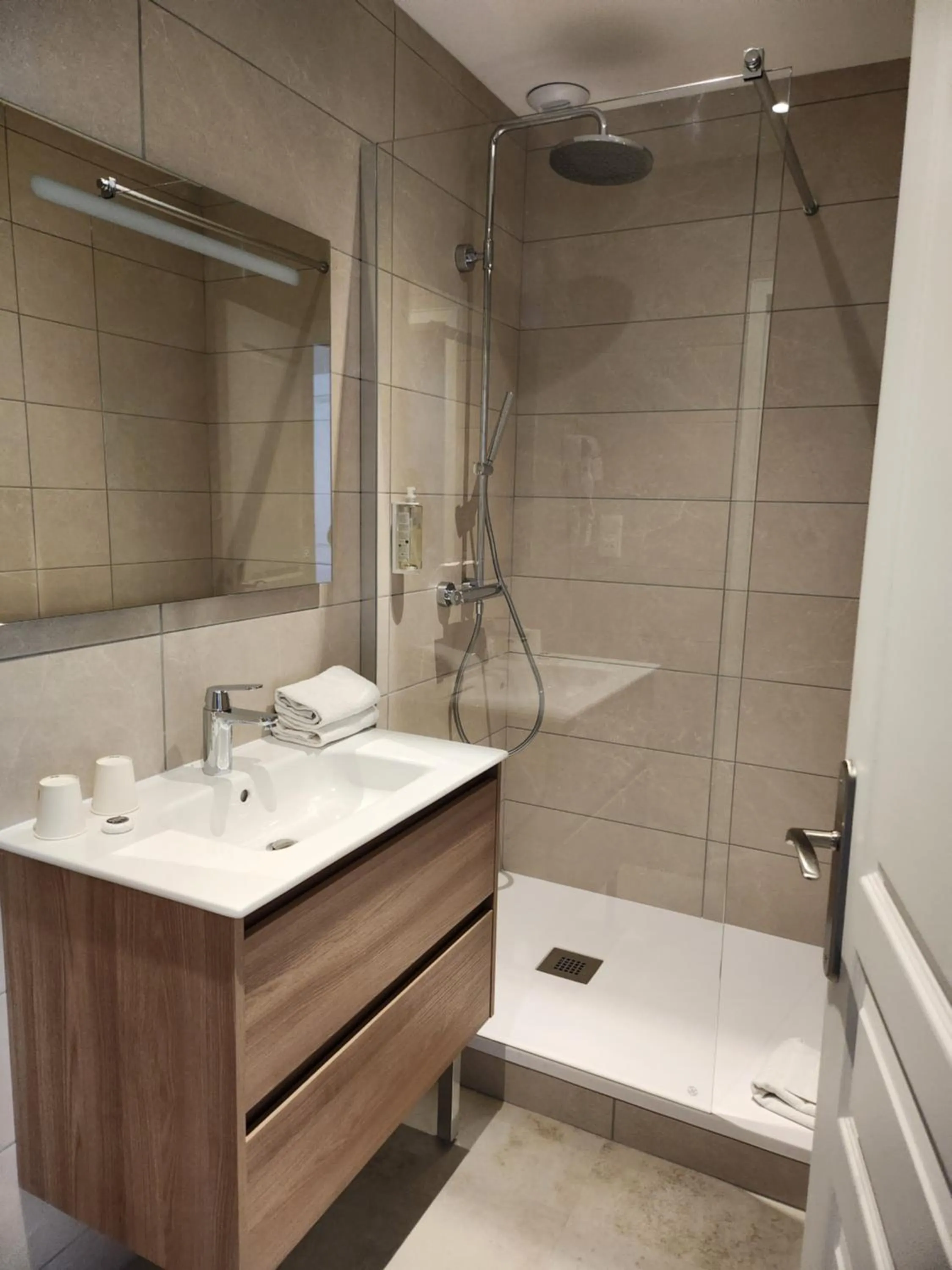 Shower in Hôtel Les Nations The Originals Boutique VICHY