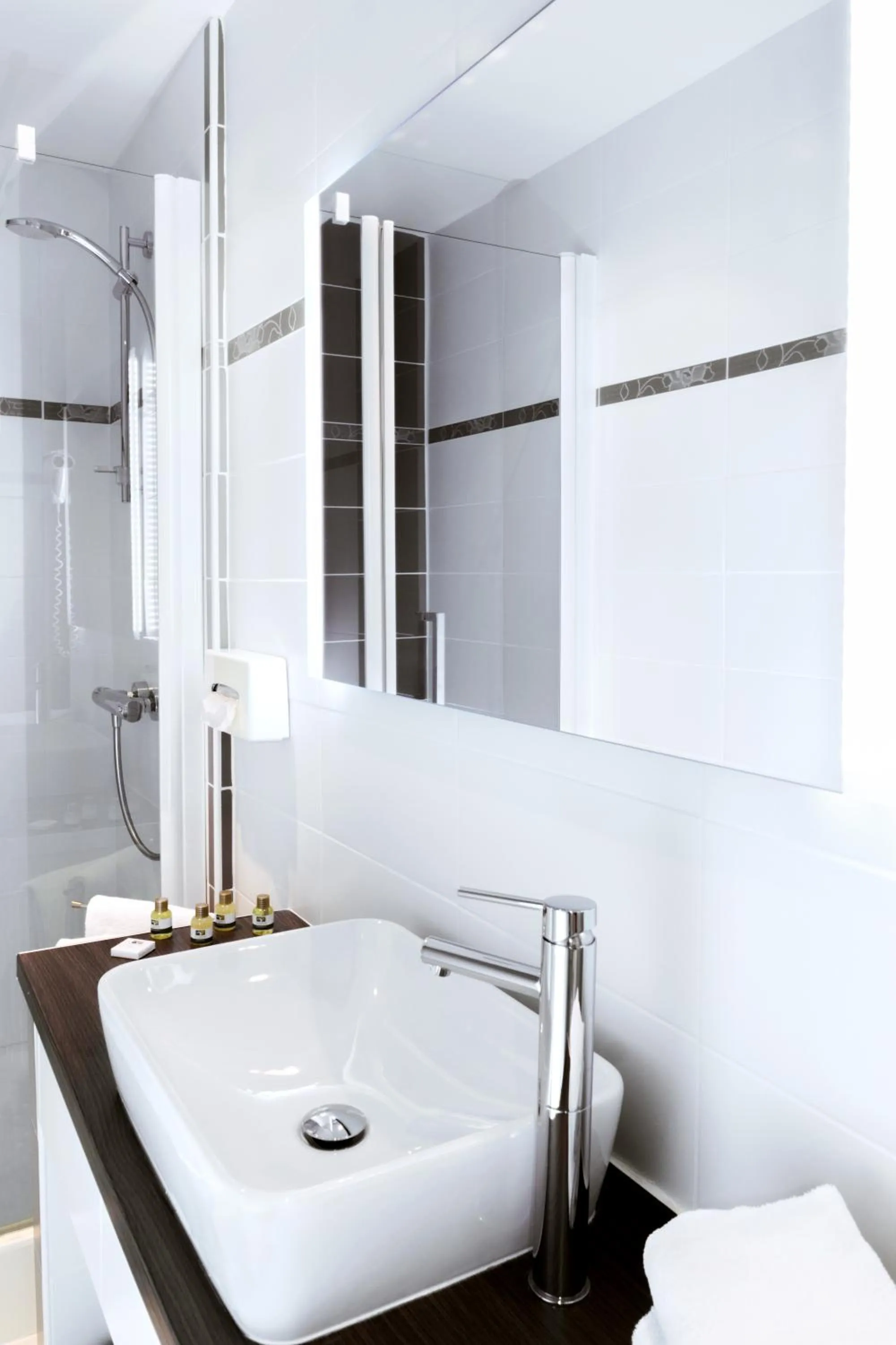 Bathroom in Hôtel Les Nations The Originals Boutique VICHY