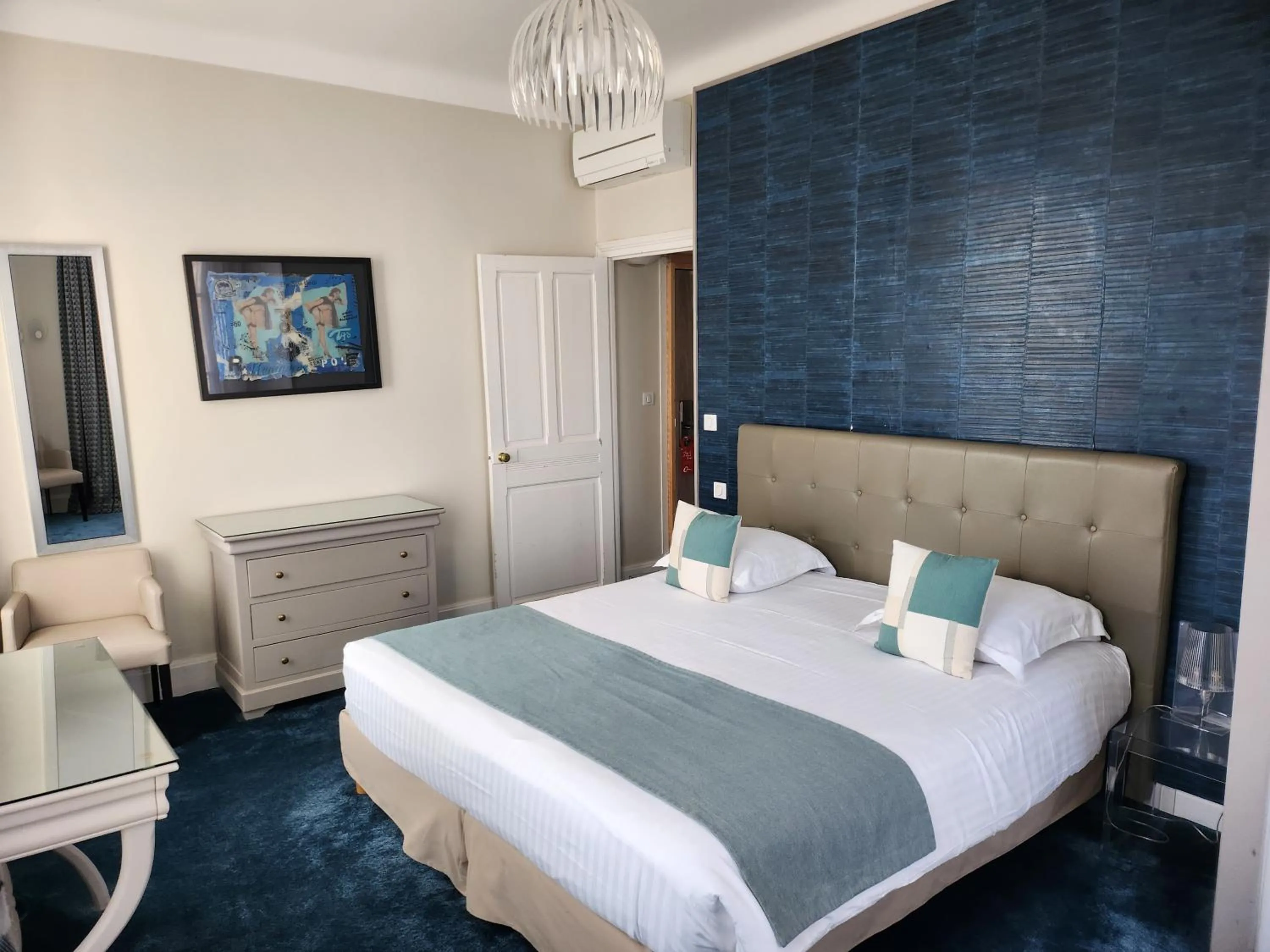 Photo of the whole room, Bed in Hôtel Les Nations The Originals Boutique VICHY