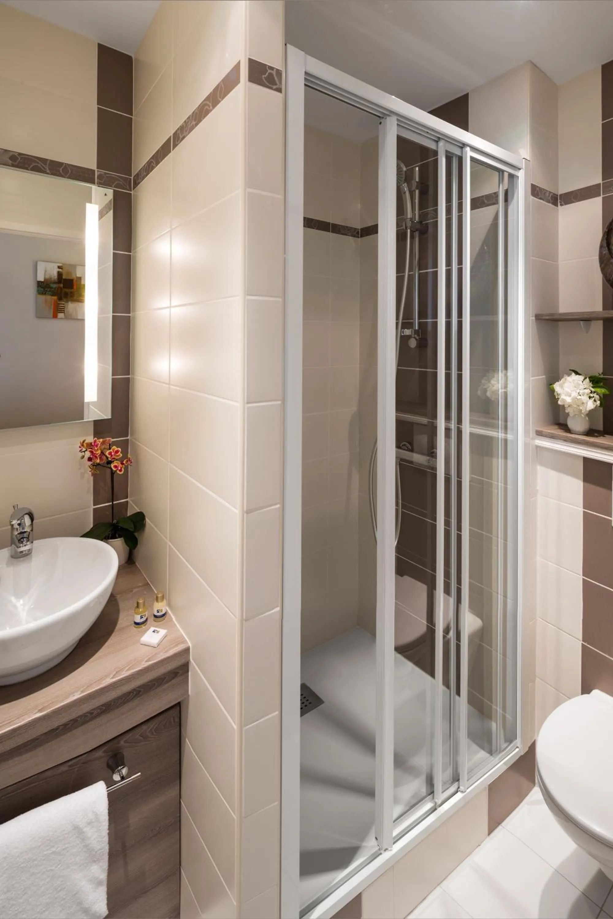 Bathroom in Hôtel Les Nations The Originals Boutique VICHY