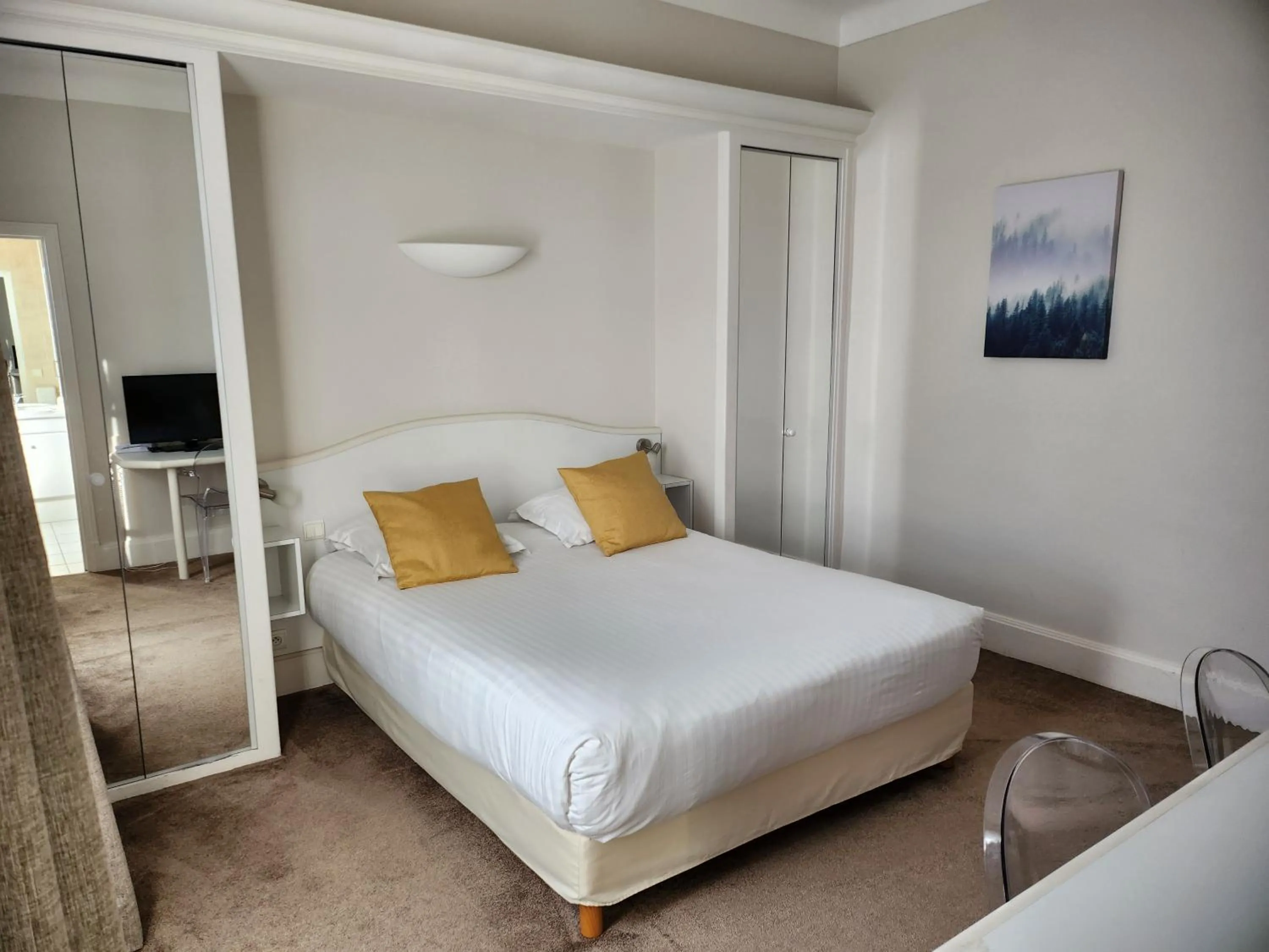 Photo of the whole room, Bed in Hôtel Les Nations The Originals Boutique VICHY