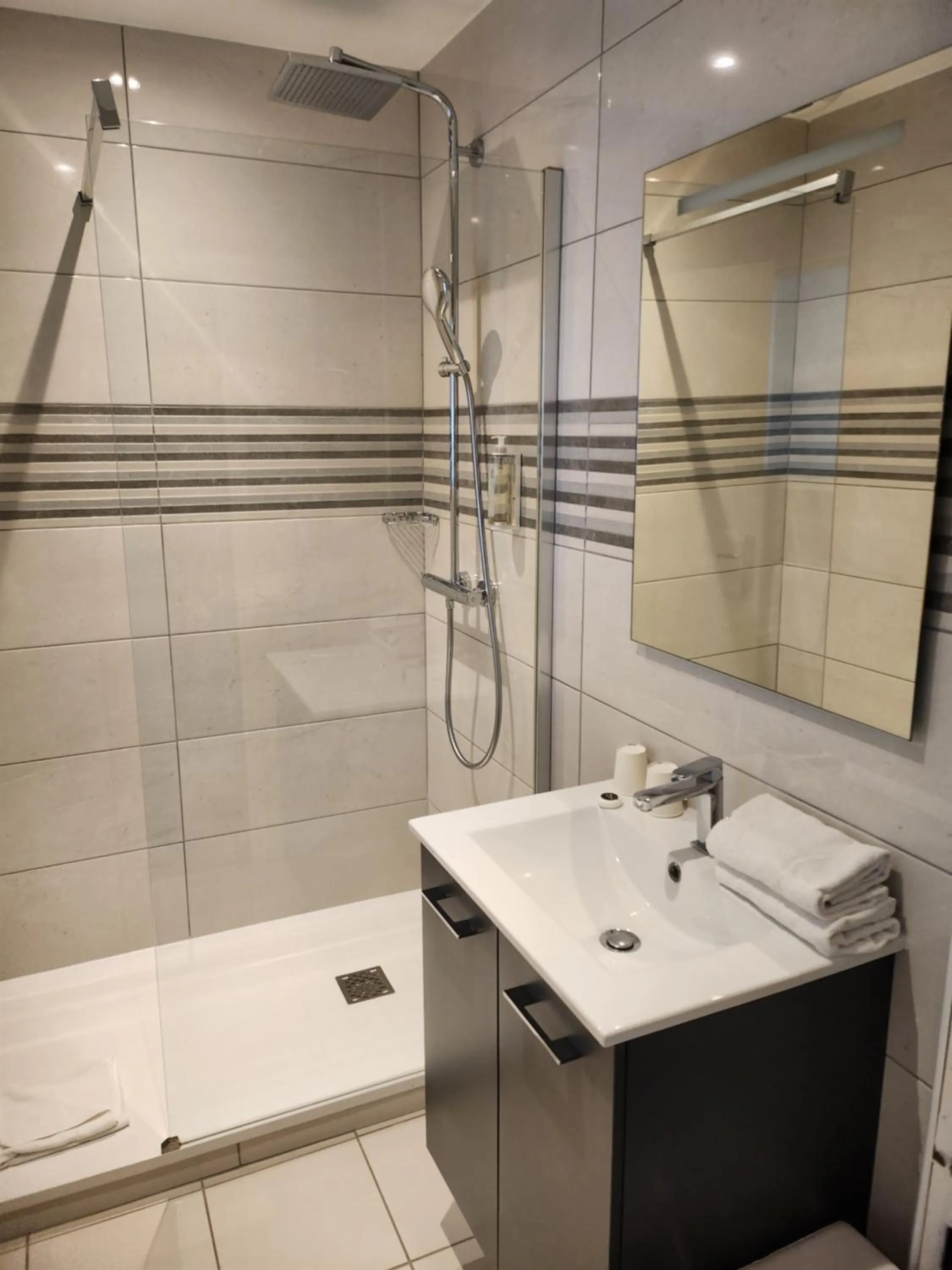 Shower in Hôtel Les Nations The Originals Boutique VICHY