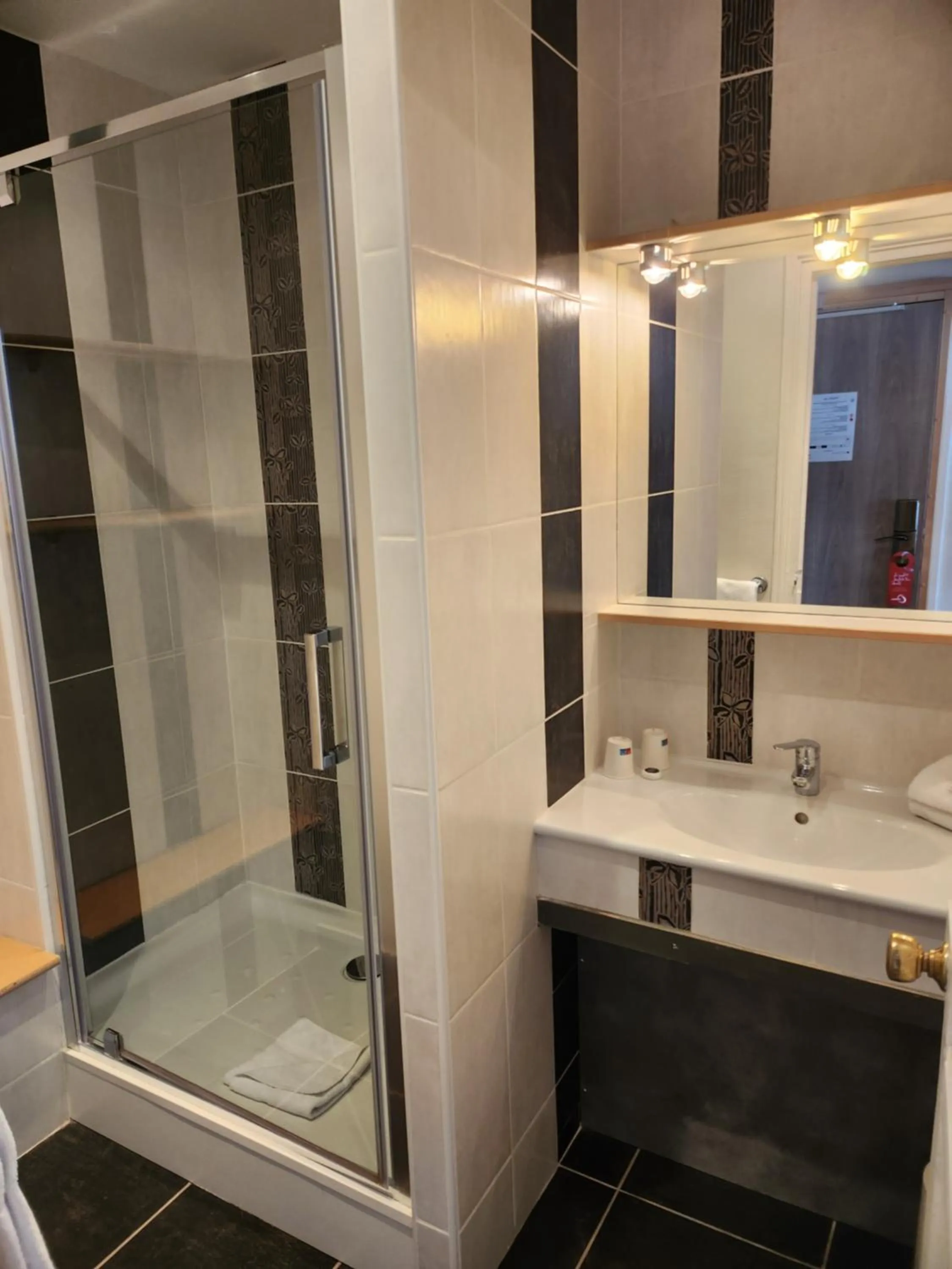 Shower in Hôtel Les Nations The Originals Boutique VICHY