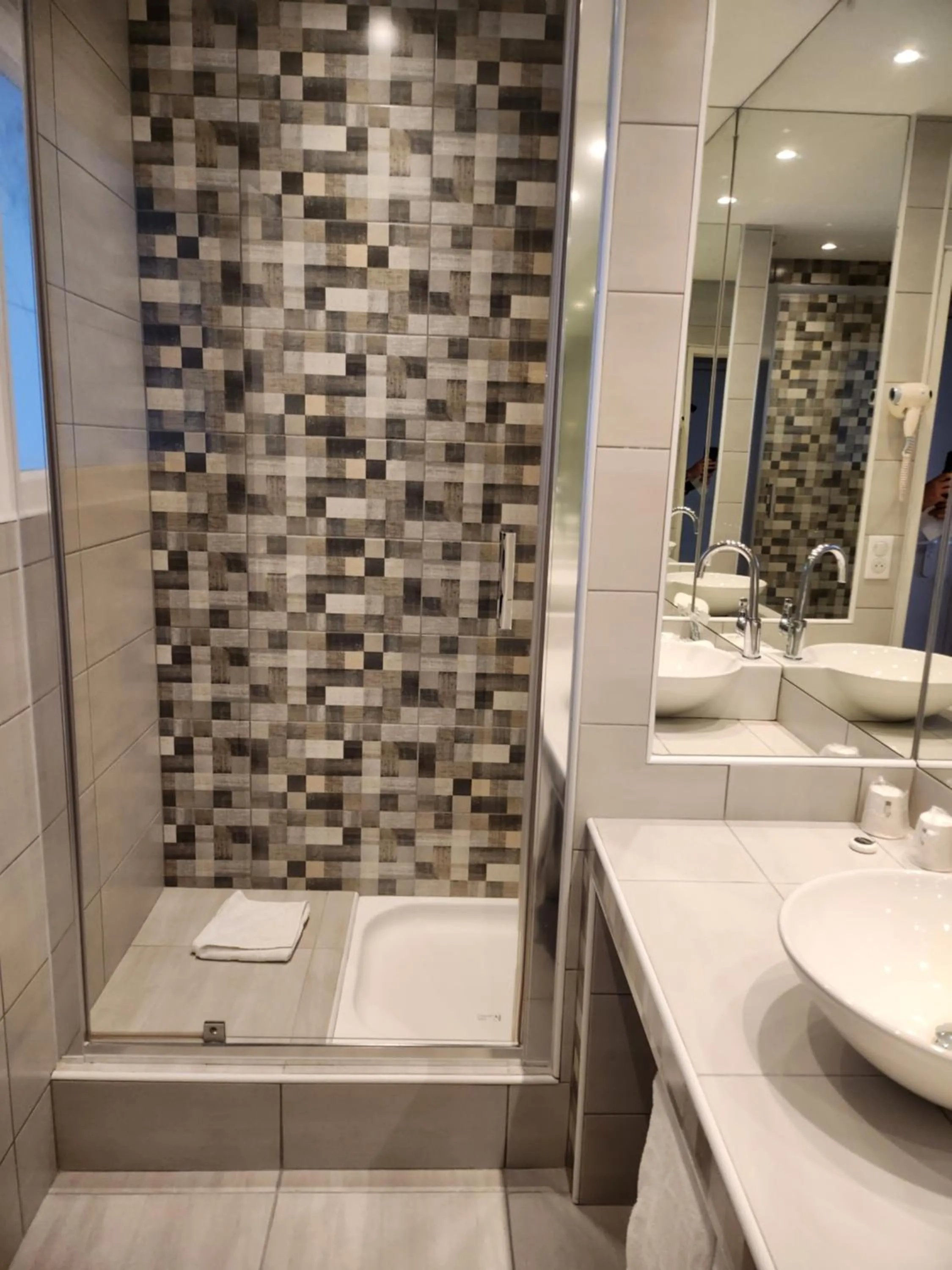 Shower in Hôtel Les Nations The Originals Boutique VICHY