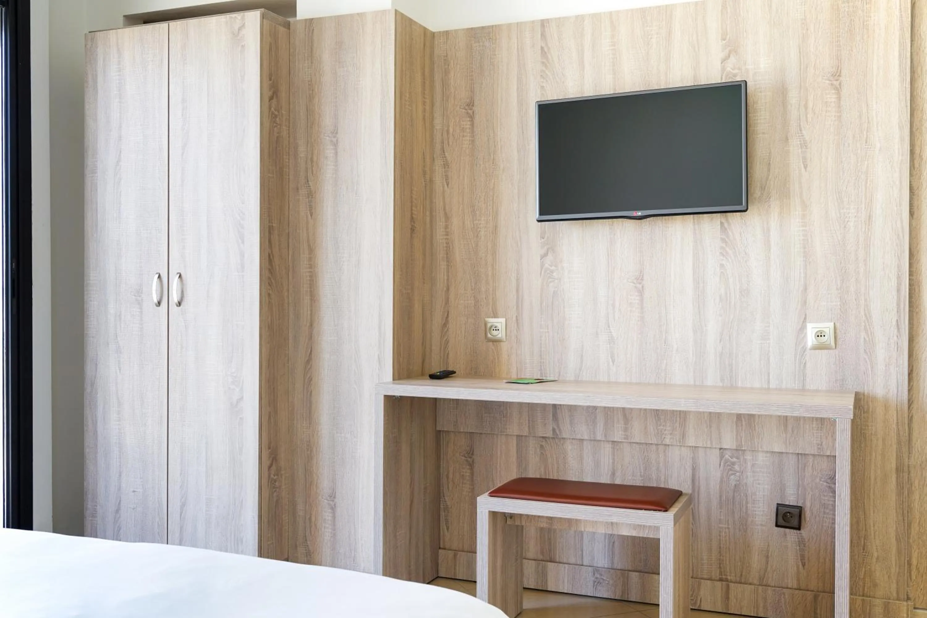 Bathroom, Bed in Hotel El Djenina