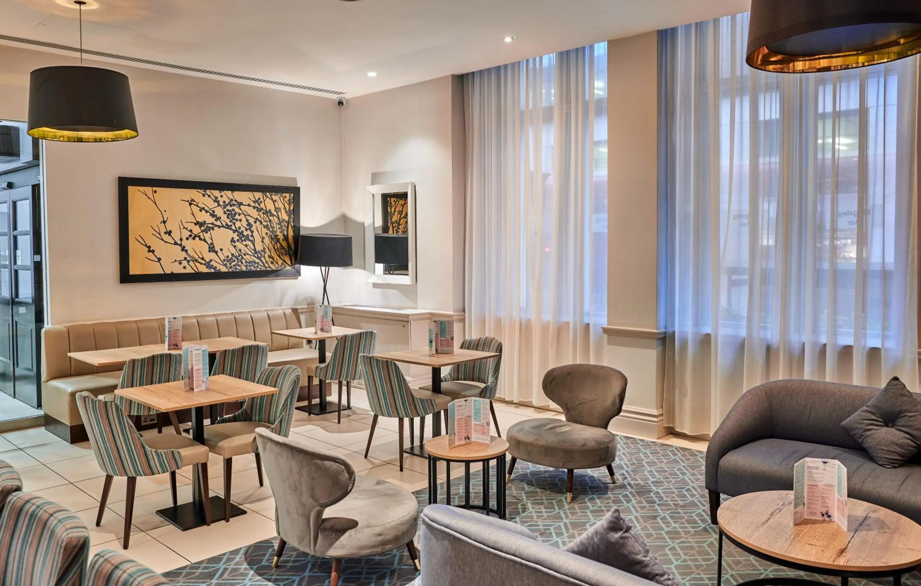 Lounge or bar in Thistle London Holborn