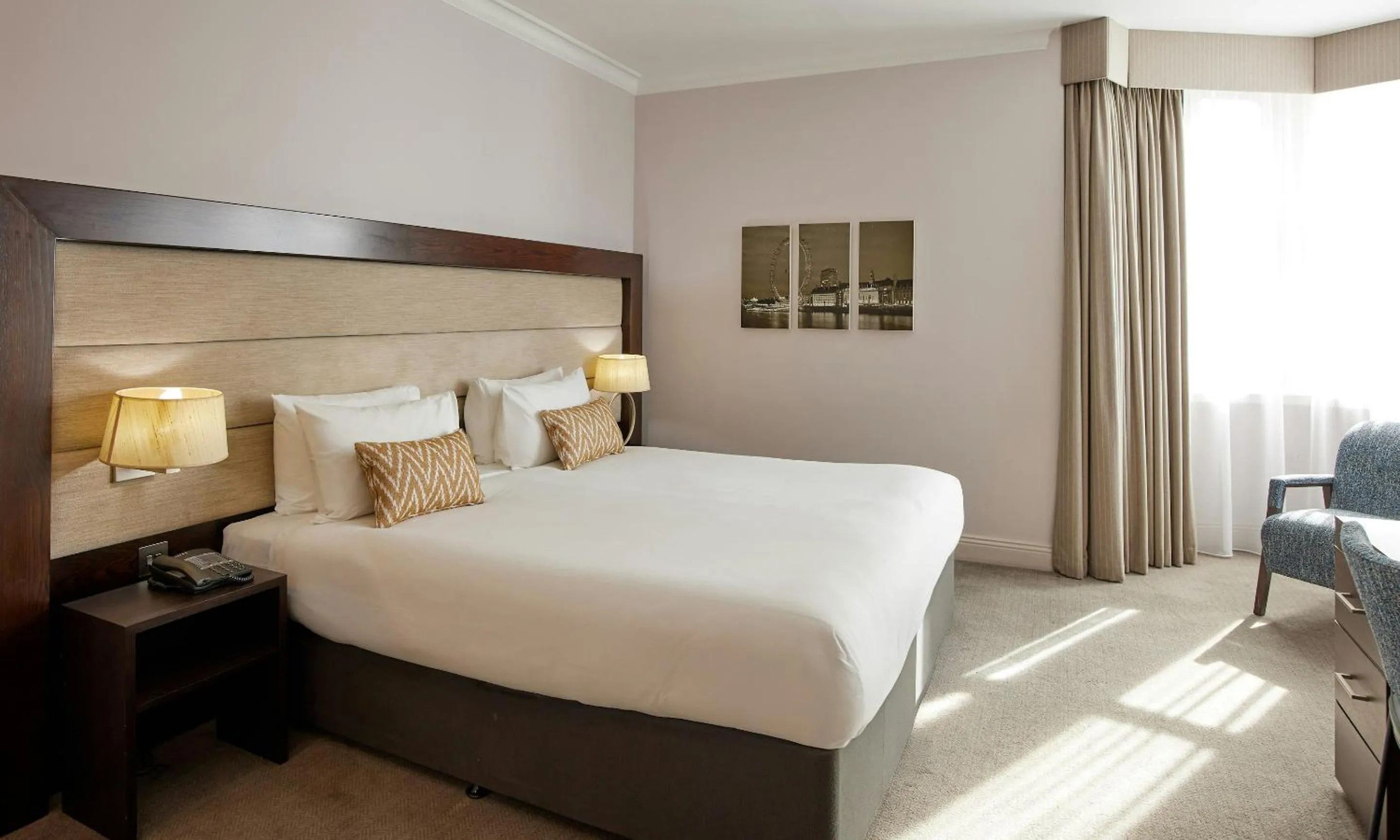 Photo of the whole room, Bed in Thistle London Holborn