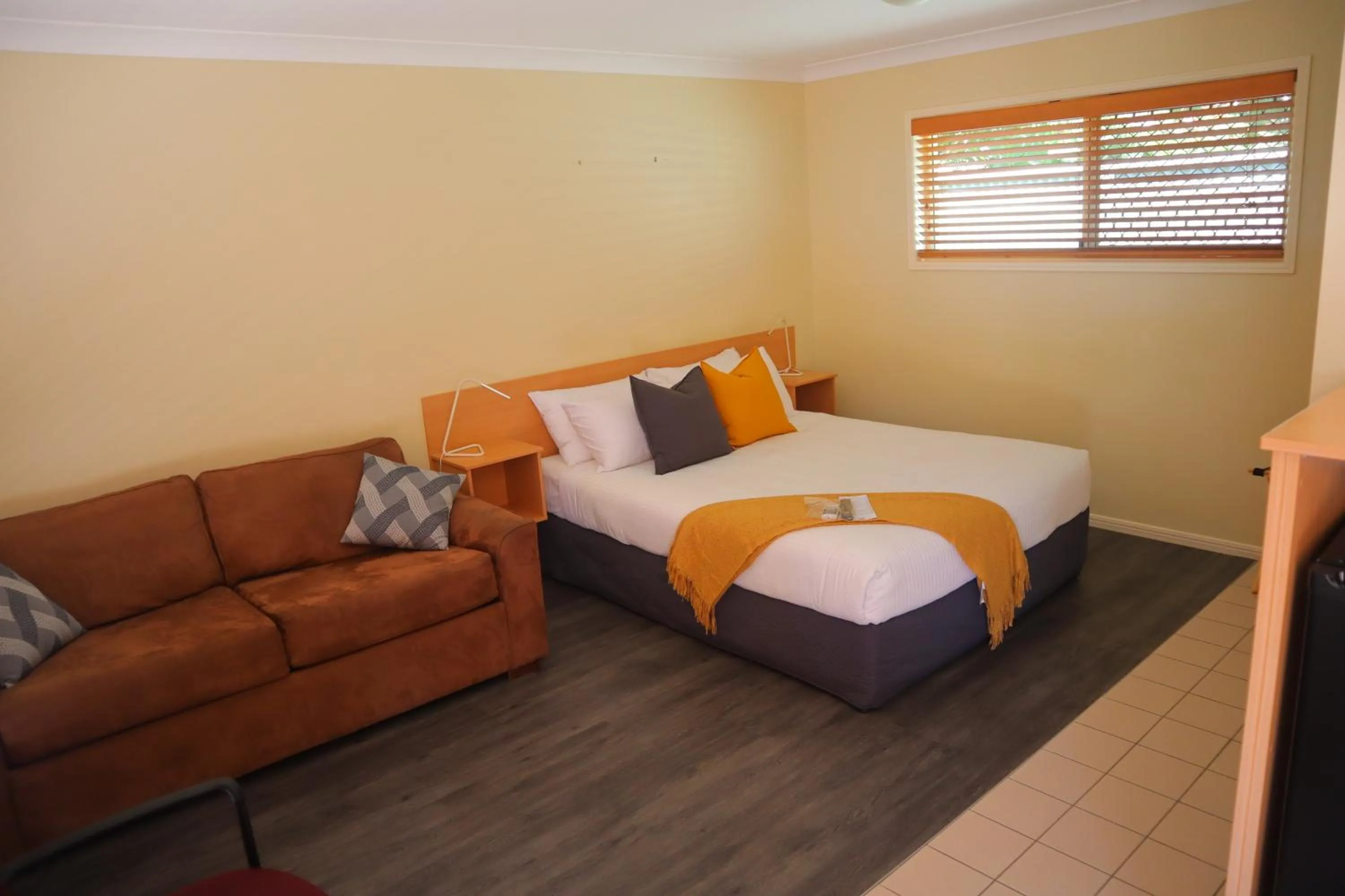 Photo of the whole room, Bed in Country Roads Motor Inn Gayndah