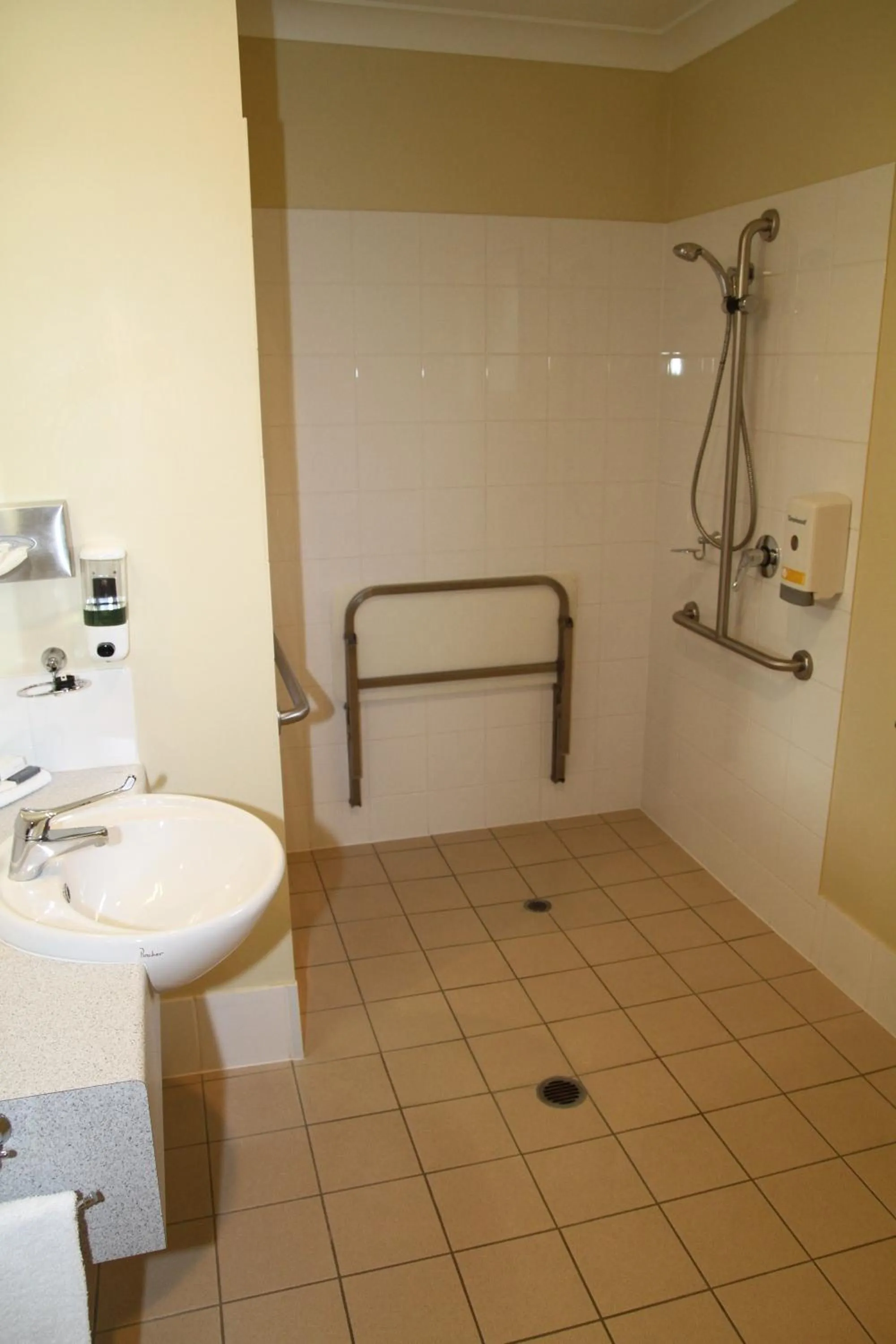 Bathroom in Country Roads Motor Inn Gayndah