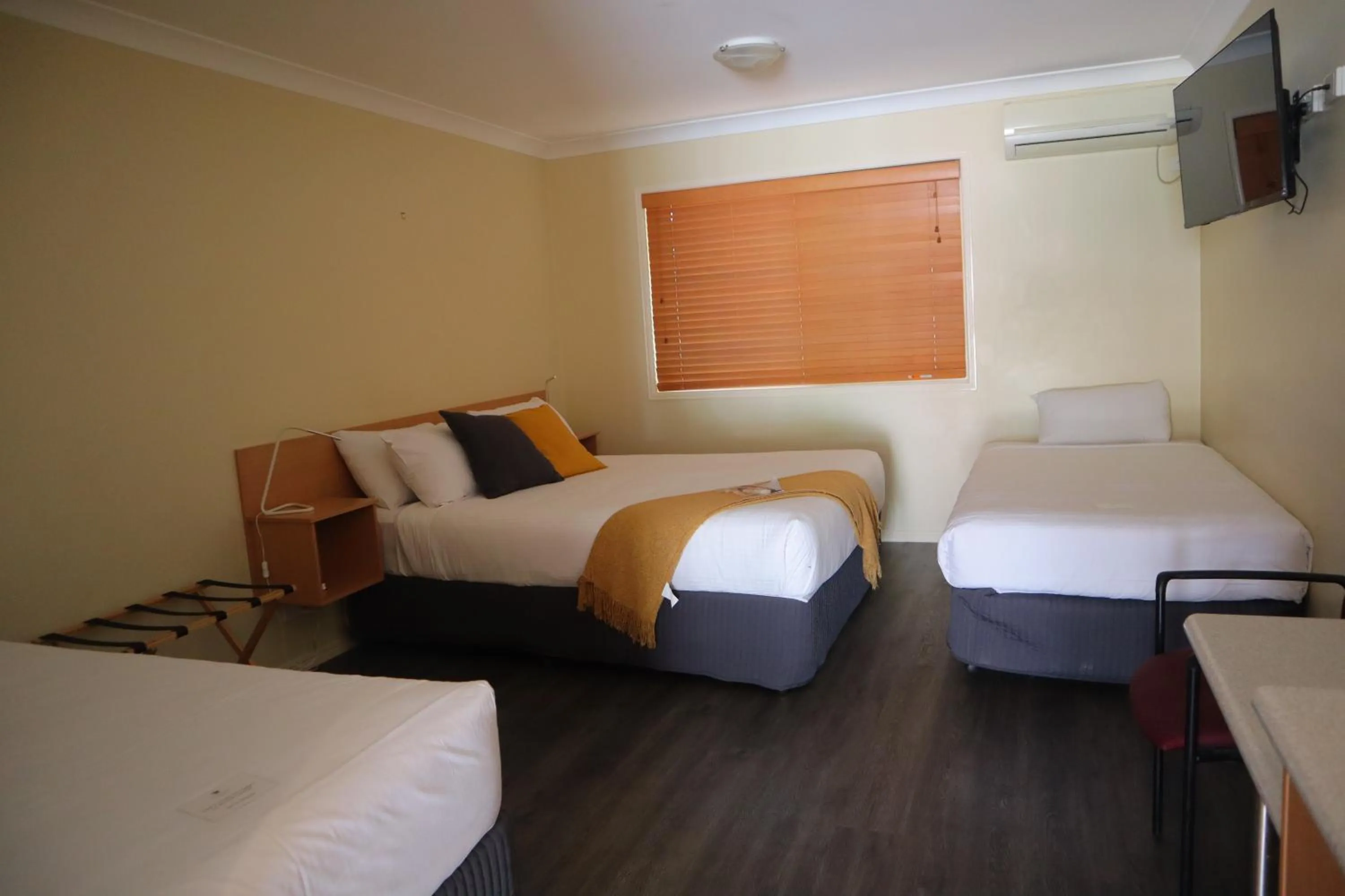 Bedroom, Bed in Country Roads Motor Inn Gayndah
