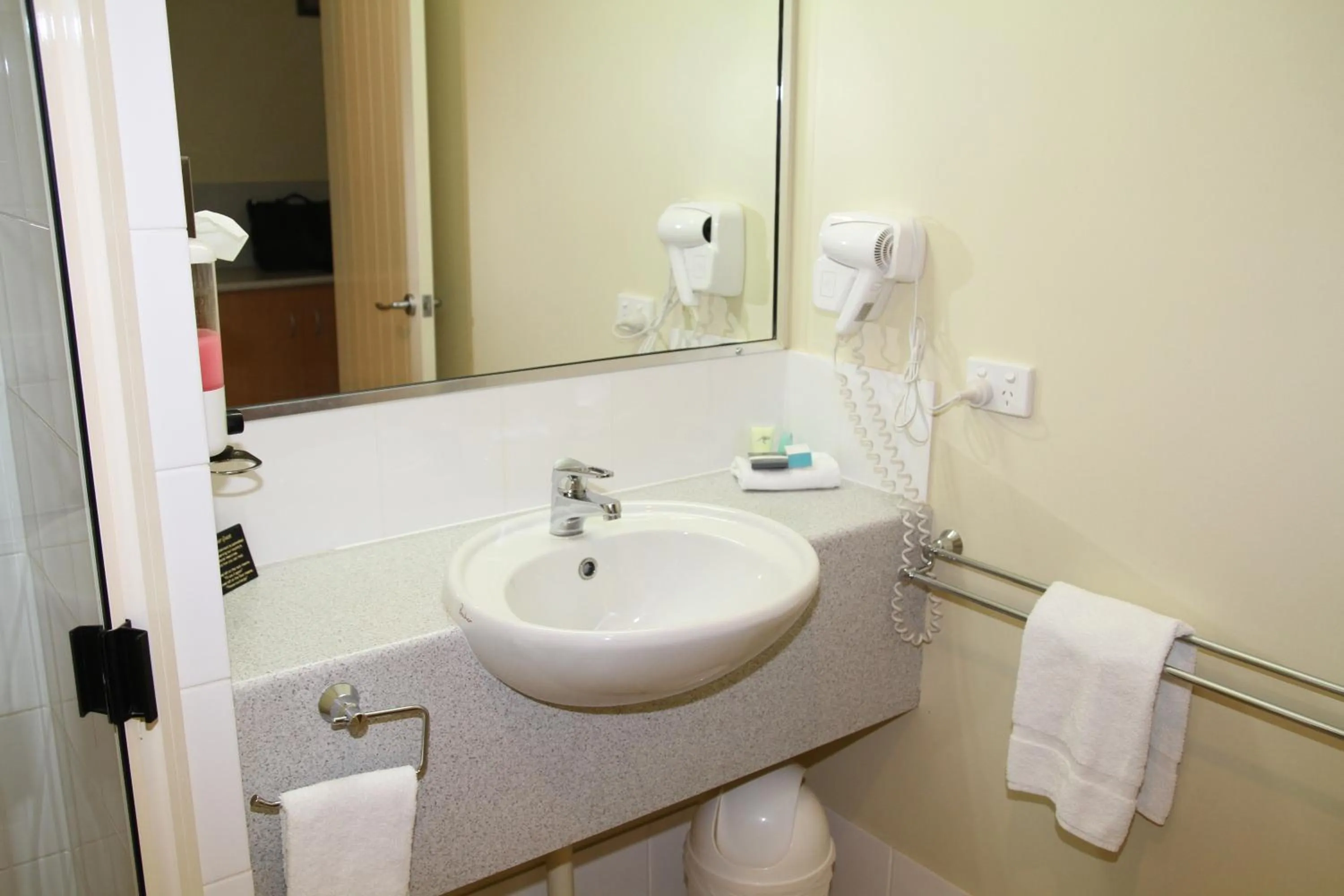 Bathroom in Country Roads Motor Inn Gayndah