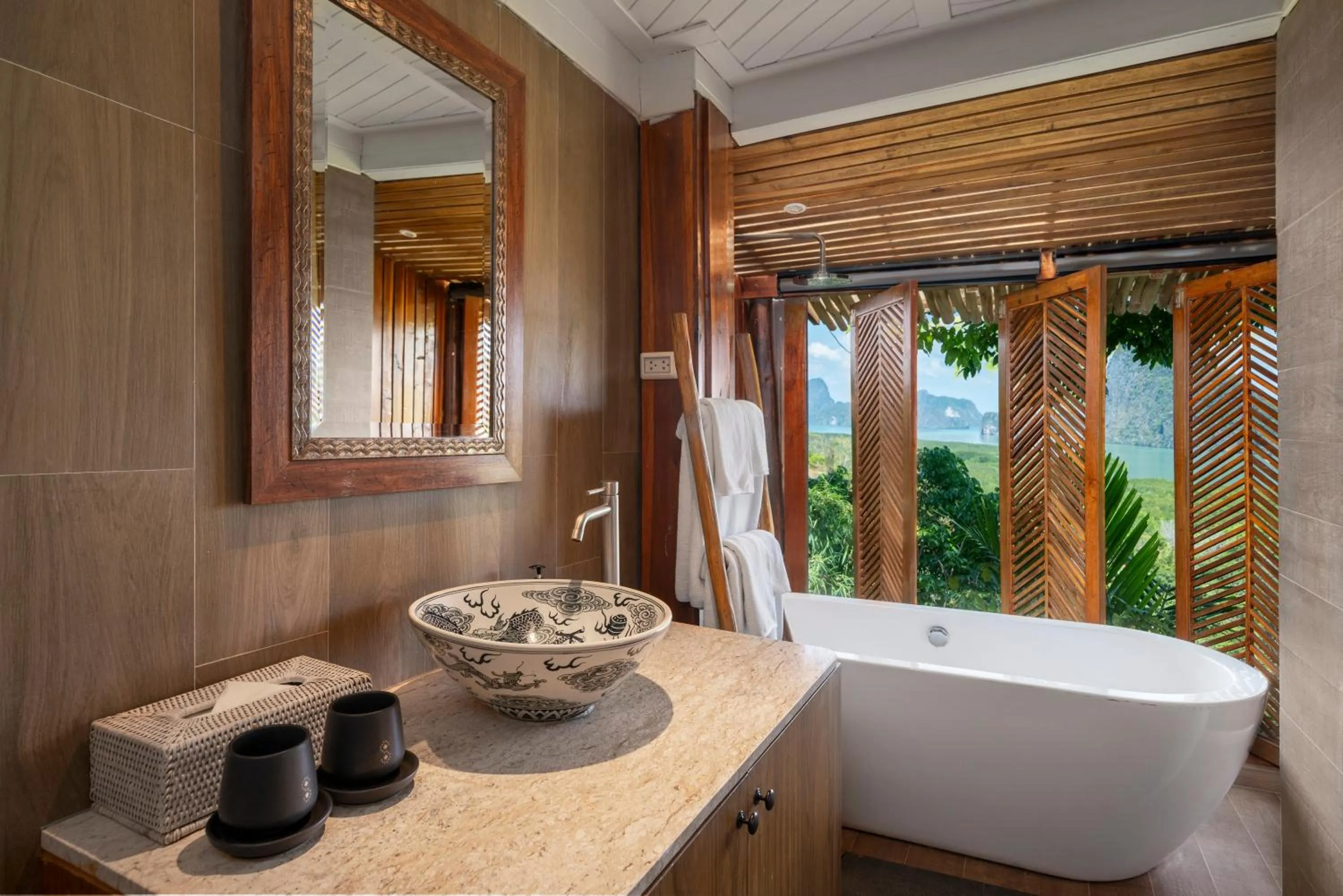 Hot Tub in Sametnangshe Boutique