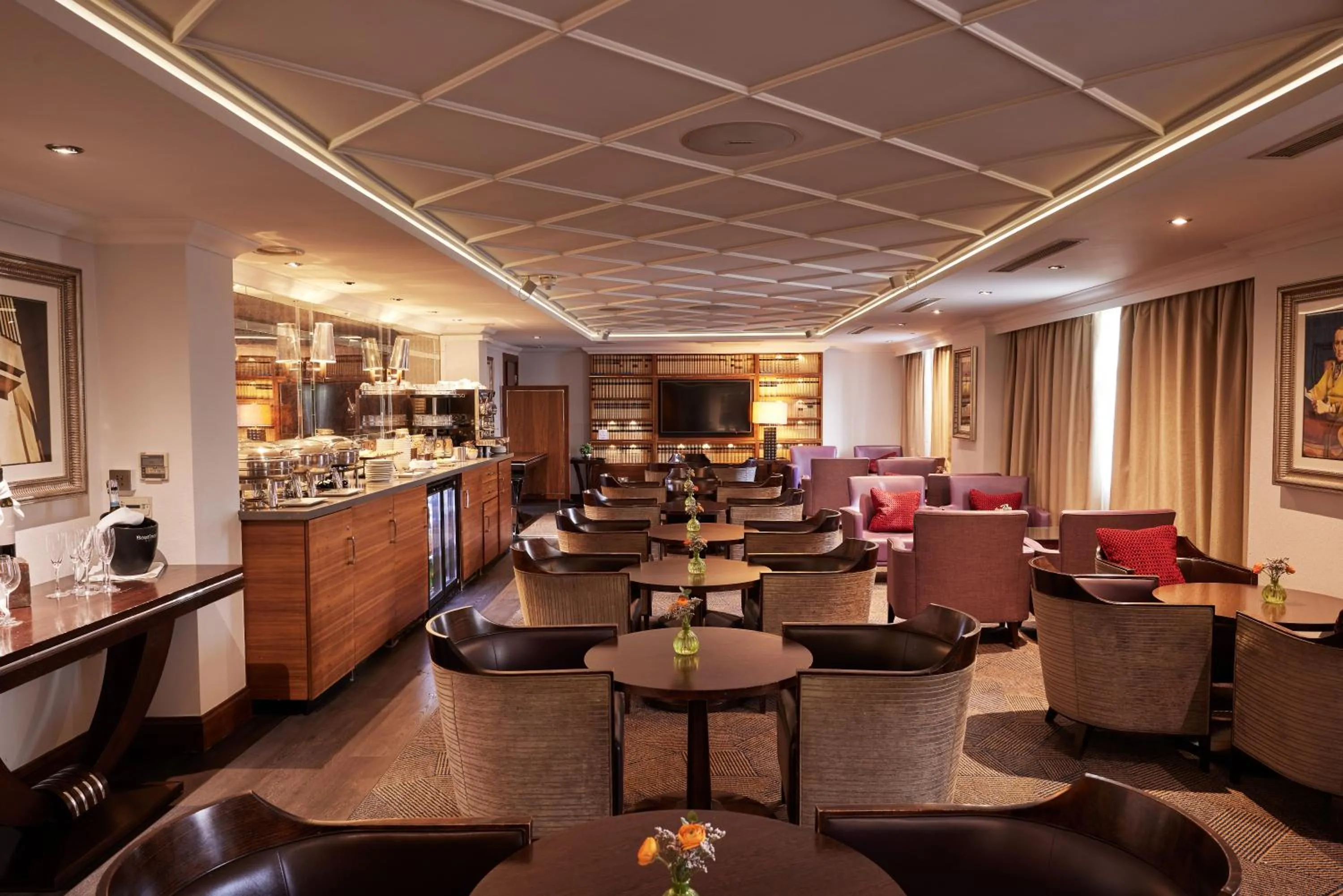 Lounge or bar in The Marble Arch Hotel, by Thistle