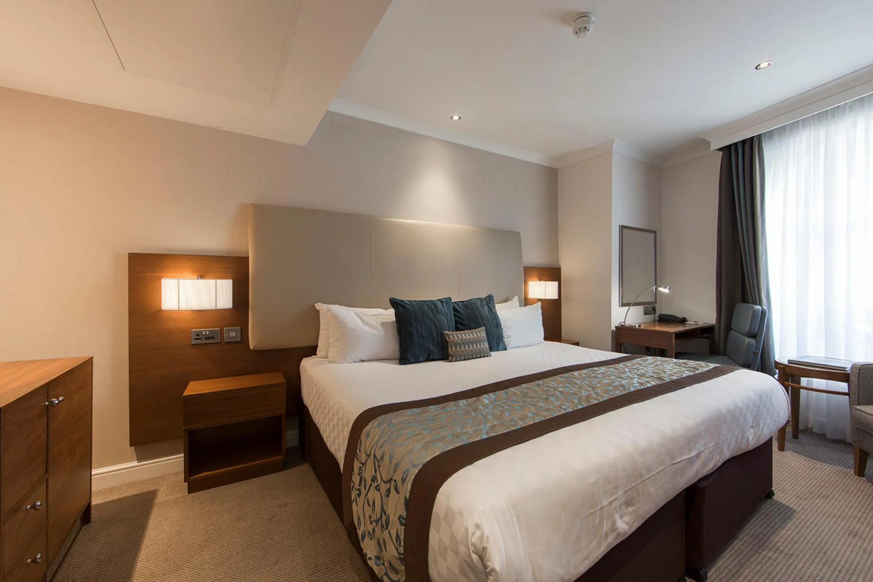 Bedroom, Bed in Thistle London Piccadilly