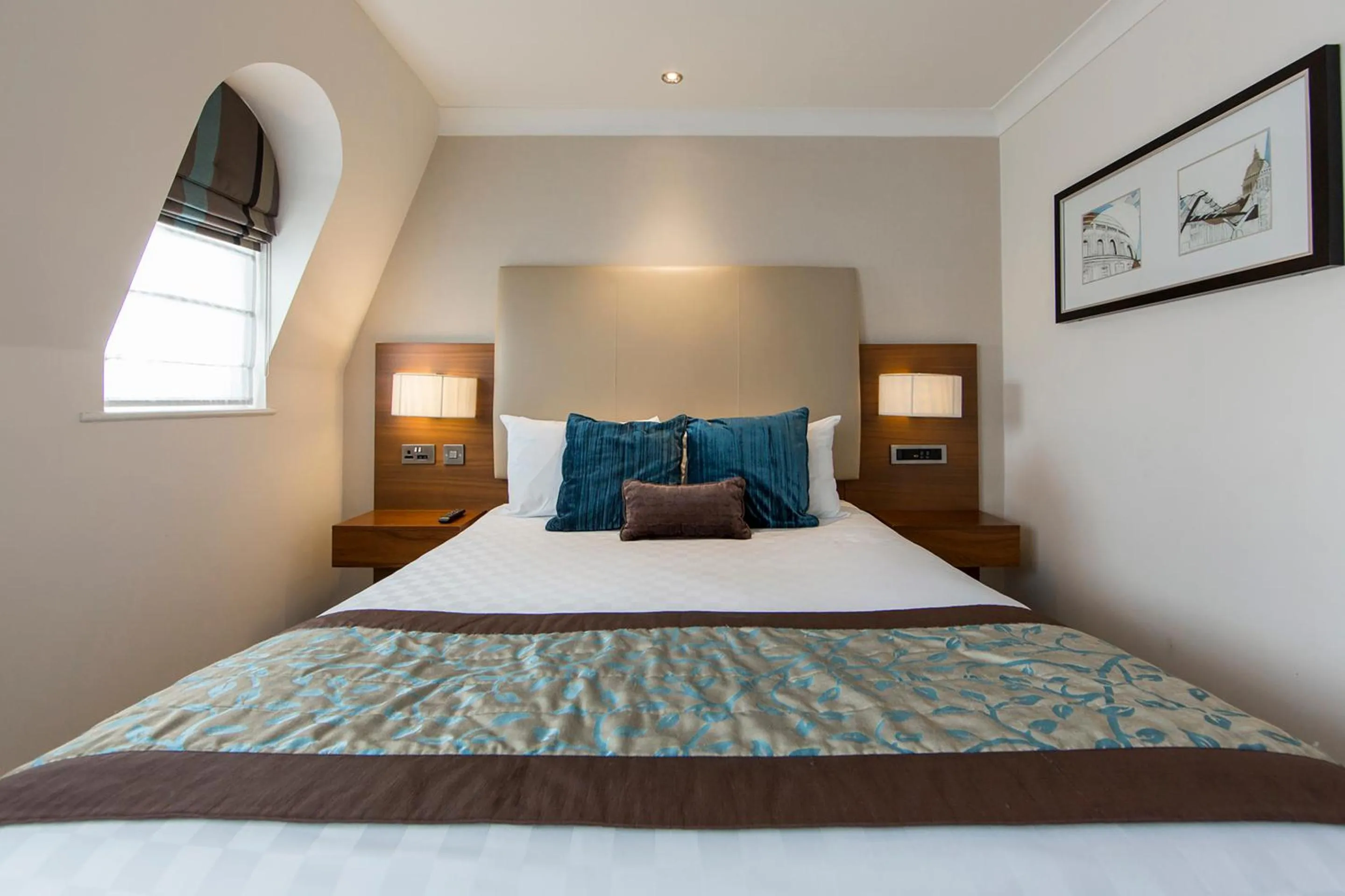 Bedroom, Bed in Thistle London Piccadilly