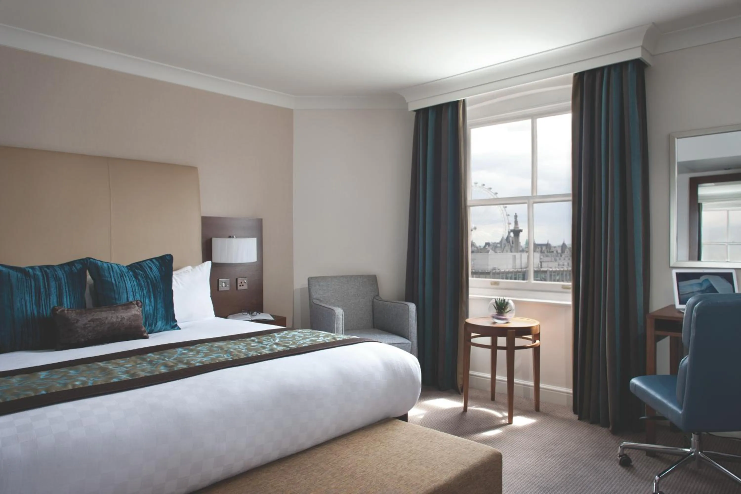 Photo of the whole room, Bed in Thistle London Piccadilly