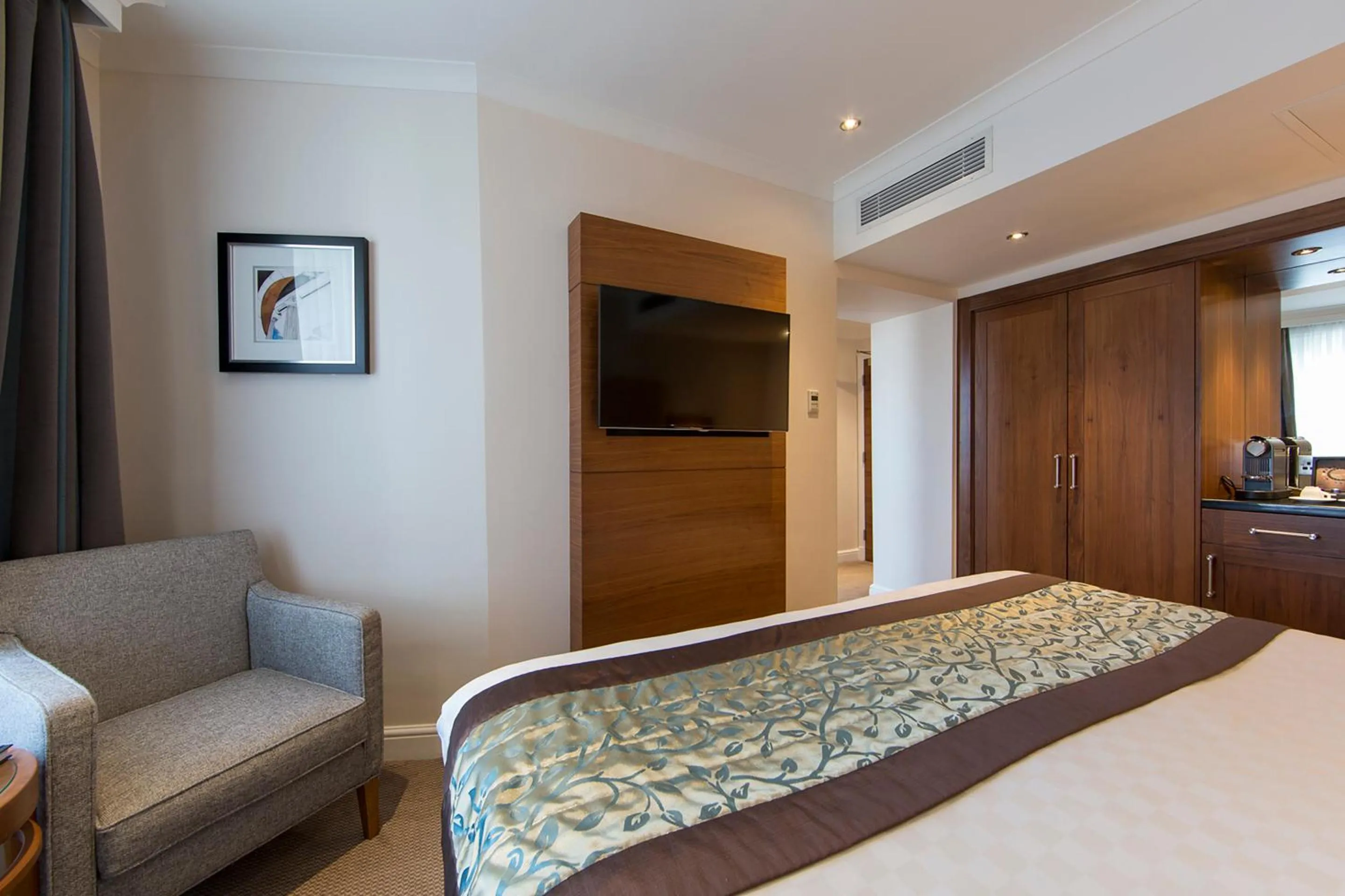 Bedroom, Bed in Thistle London Piccadilly