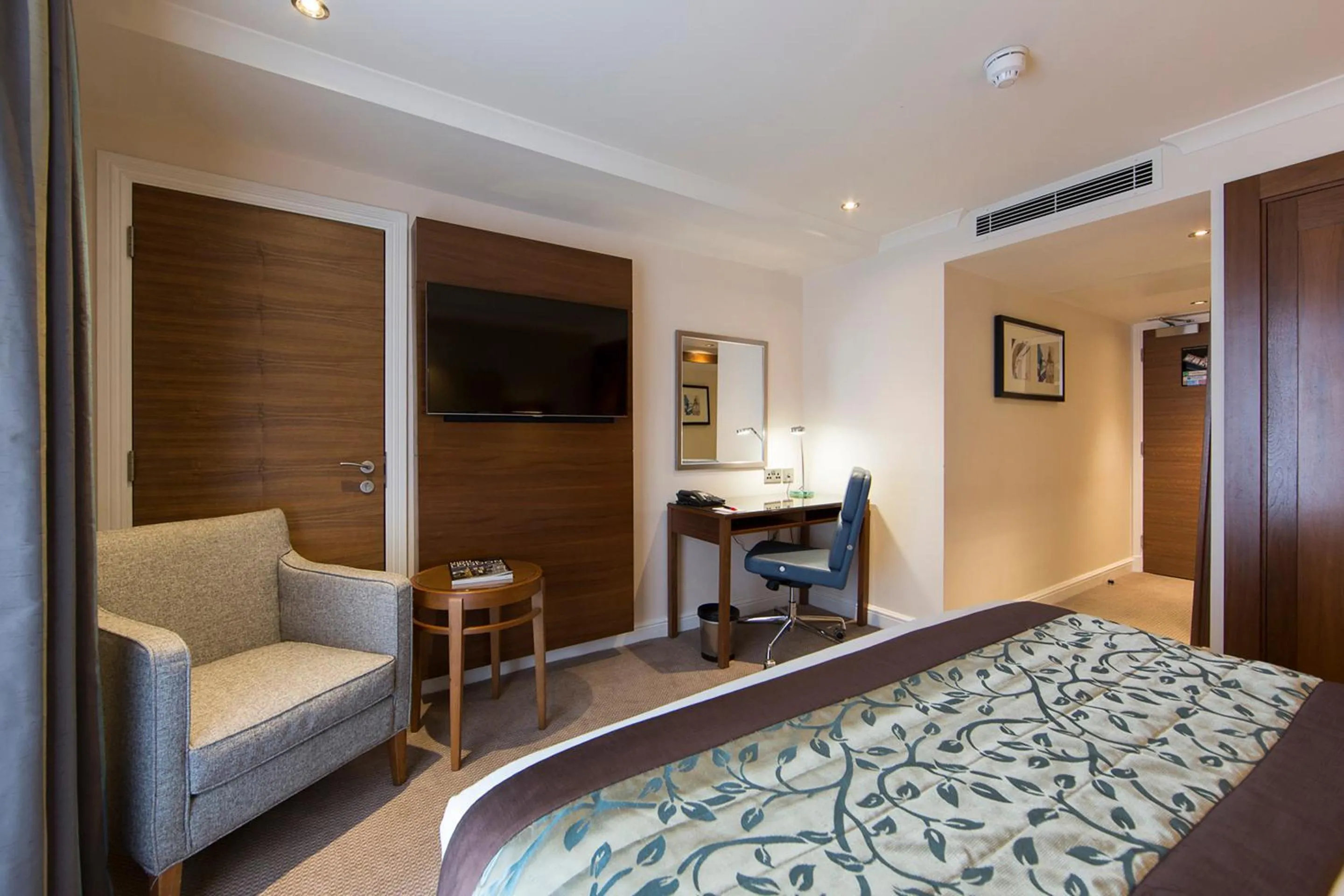 Seating area, Bed in Thistle London Piccadilly