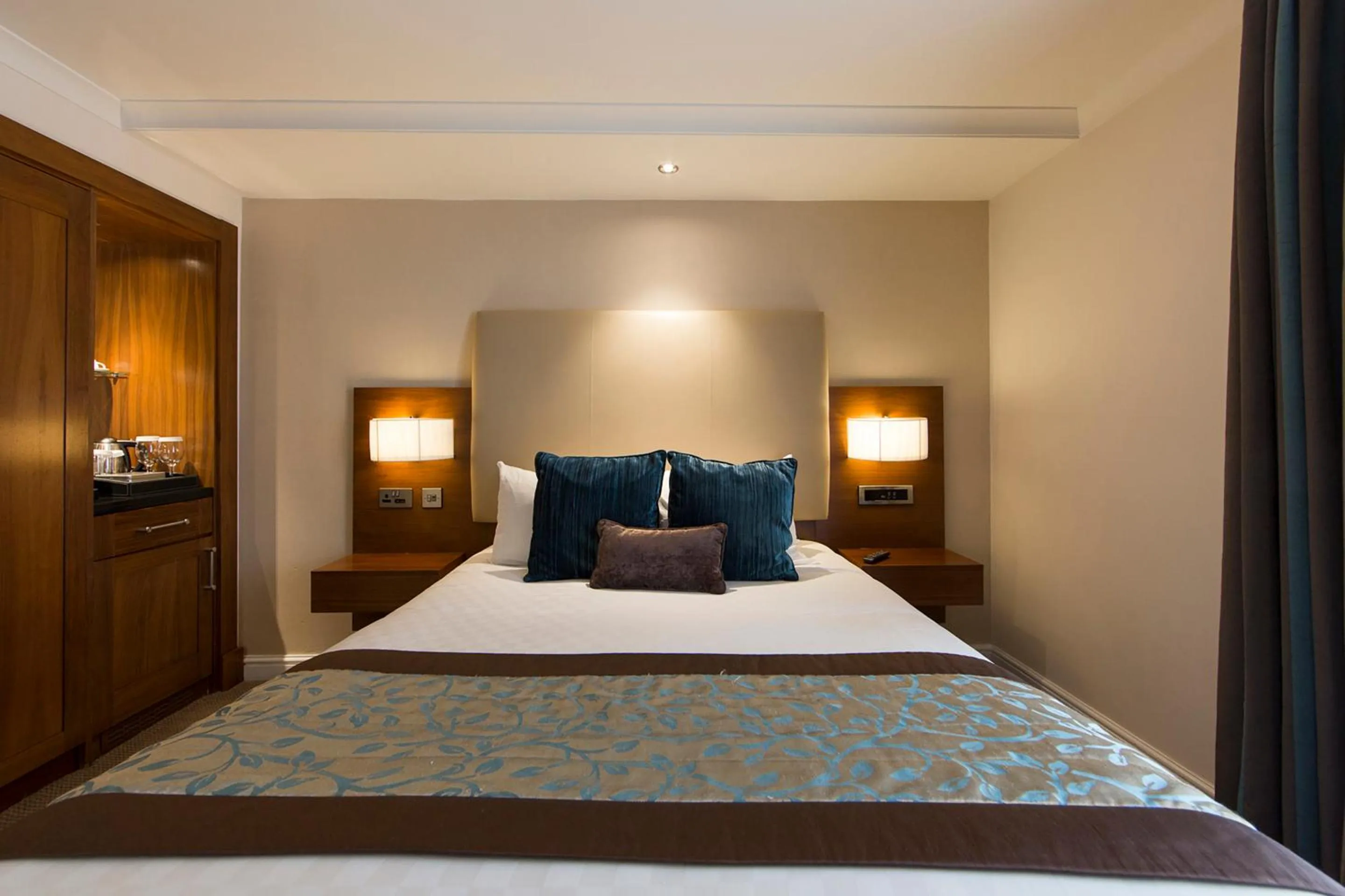 Toilet, Bed in Thistle London Piccadilly