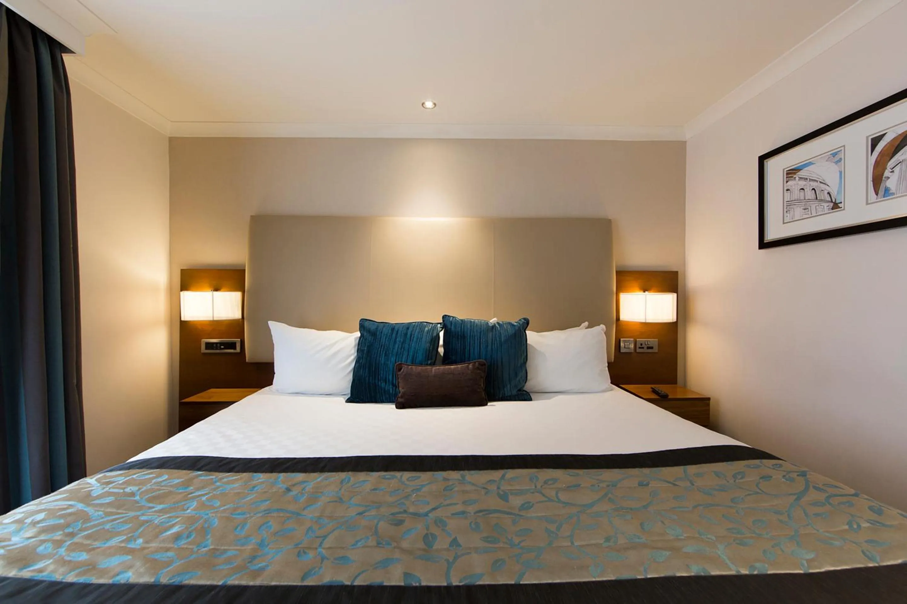 Bedroom, Bed in Thistle London Piccadilly