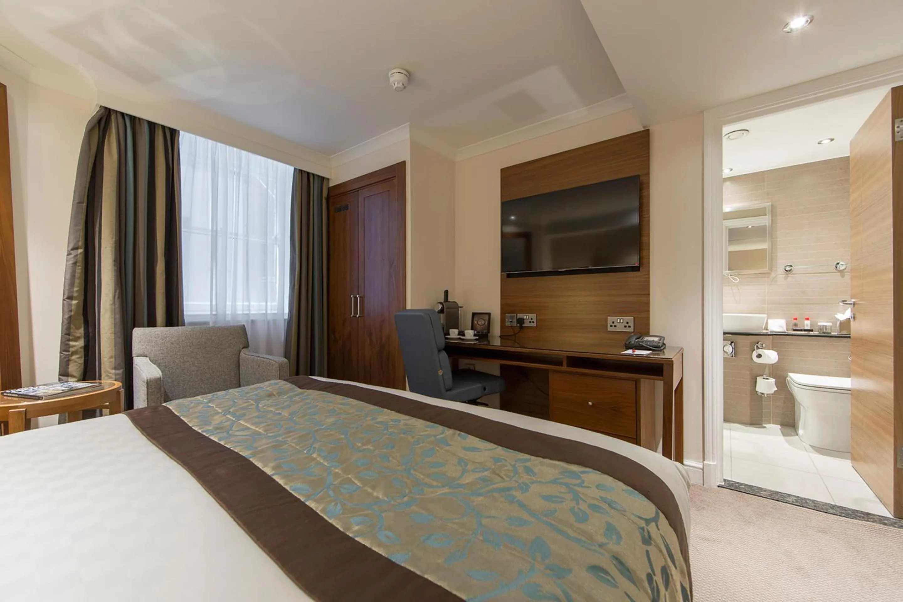 Bedroom, Bed in Thistle London Piccadilly