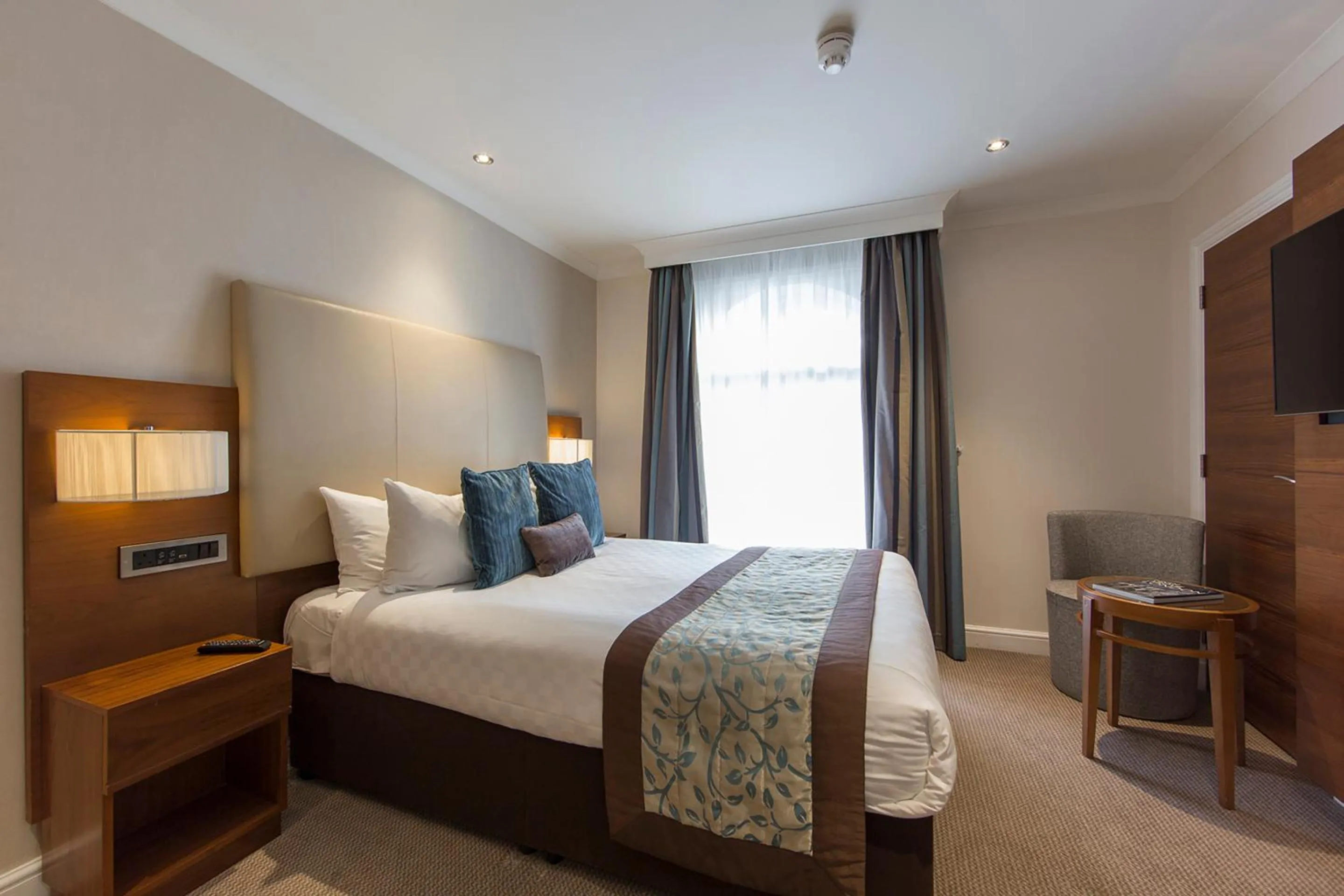 Bedroom, Bed in Thistle London Piccadilly