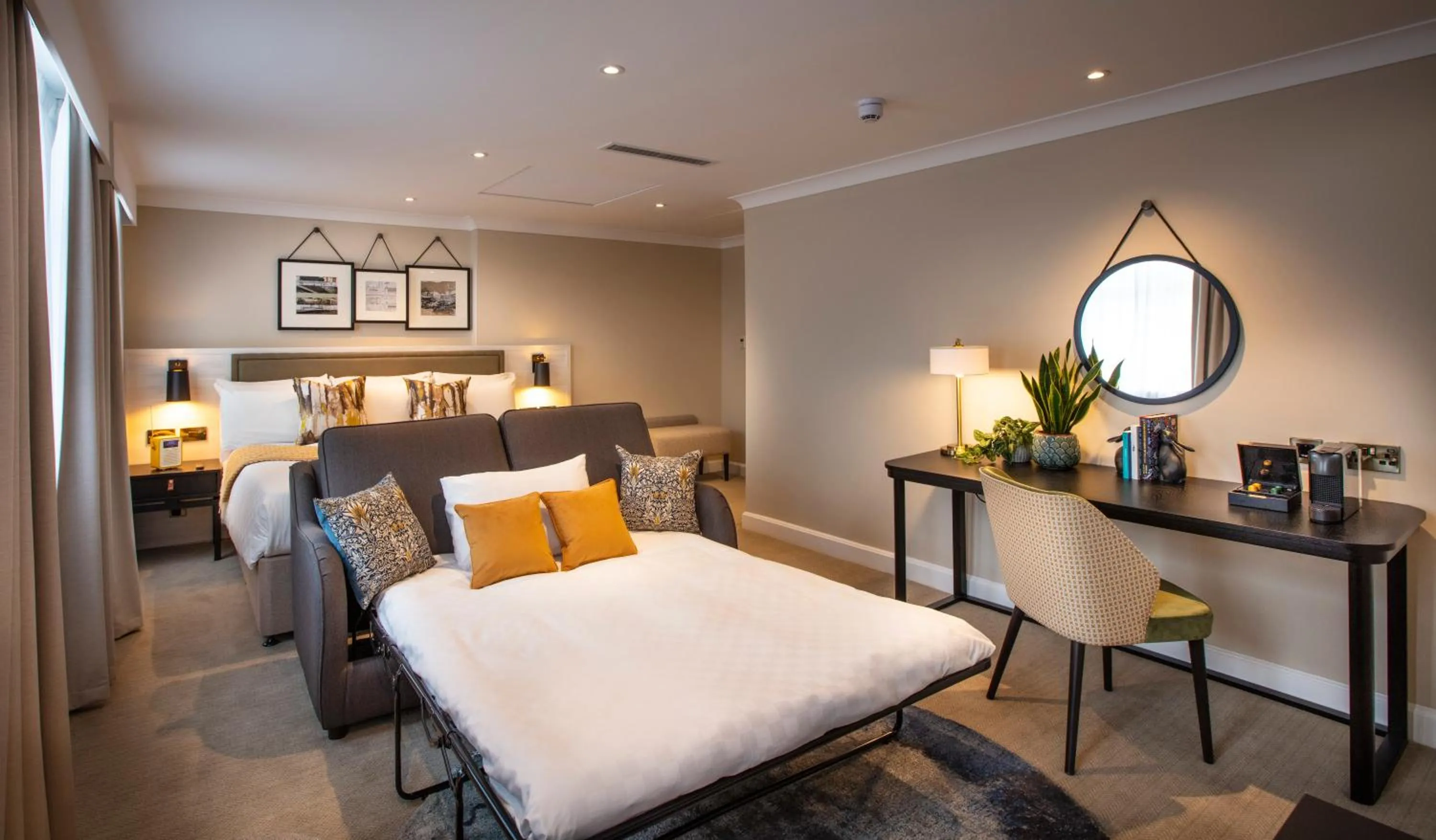 Photo of the whole room, Bed in The Clermont London, Victoria