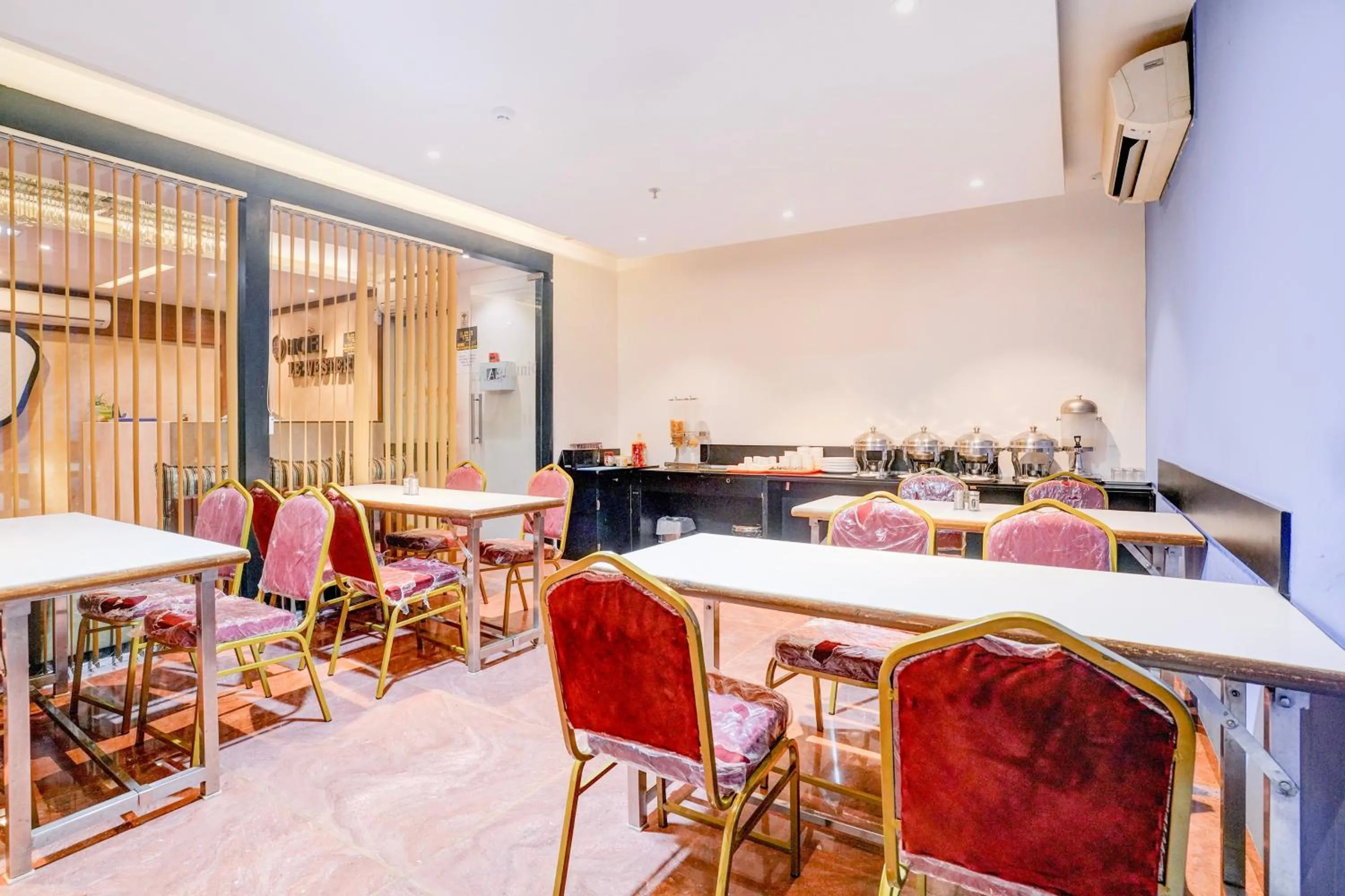 Restaurant/places to eat in Super Townhouse Oak Times Square Le Western