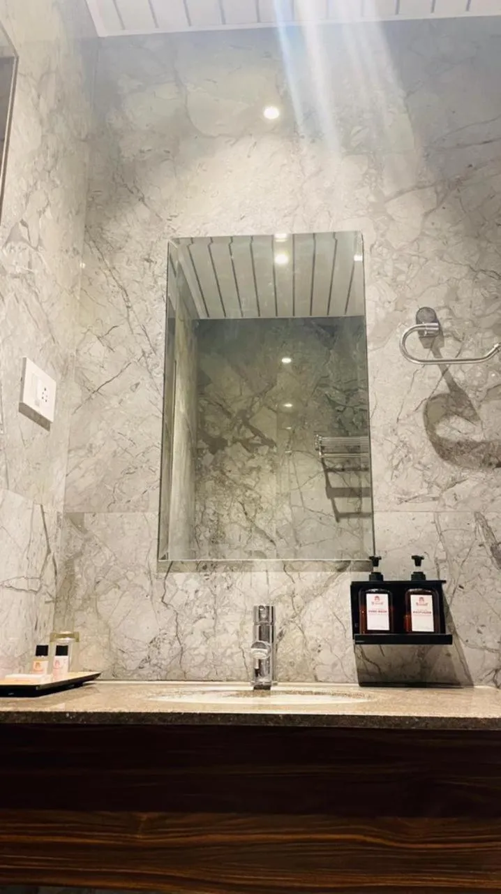 Bathroom in Hotel Gorbandh