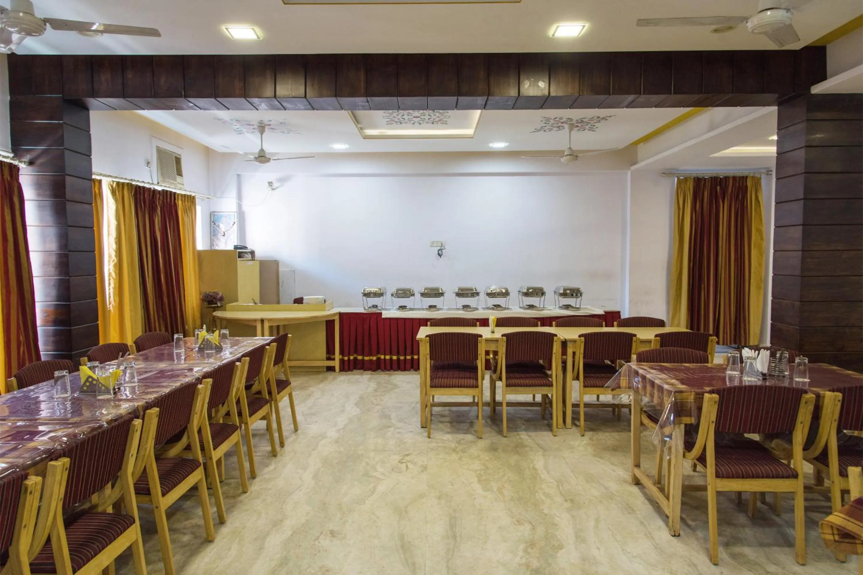 Restaurant/places to eat in Hotel Gorbandh