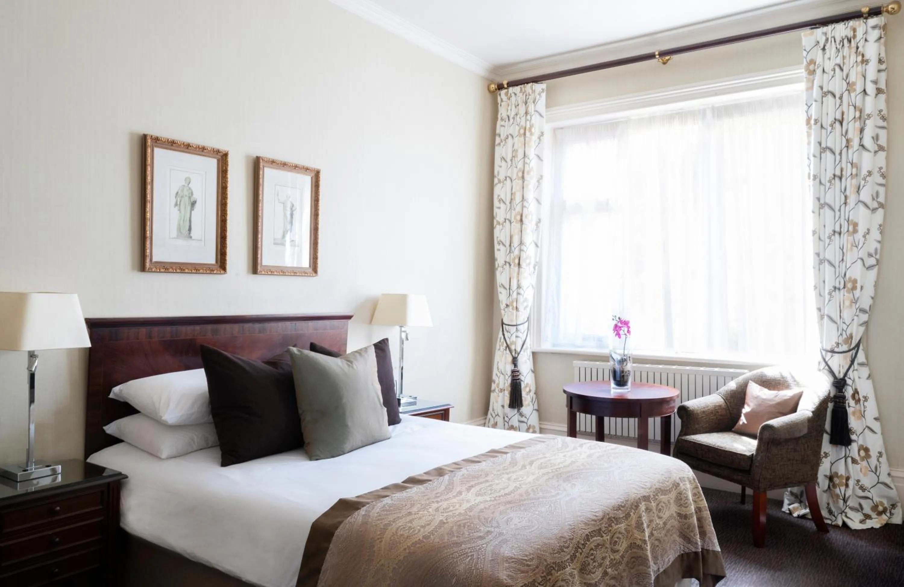 Bed in Audleys Wood Hotel, Basingstoke