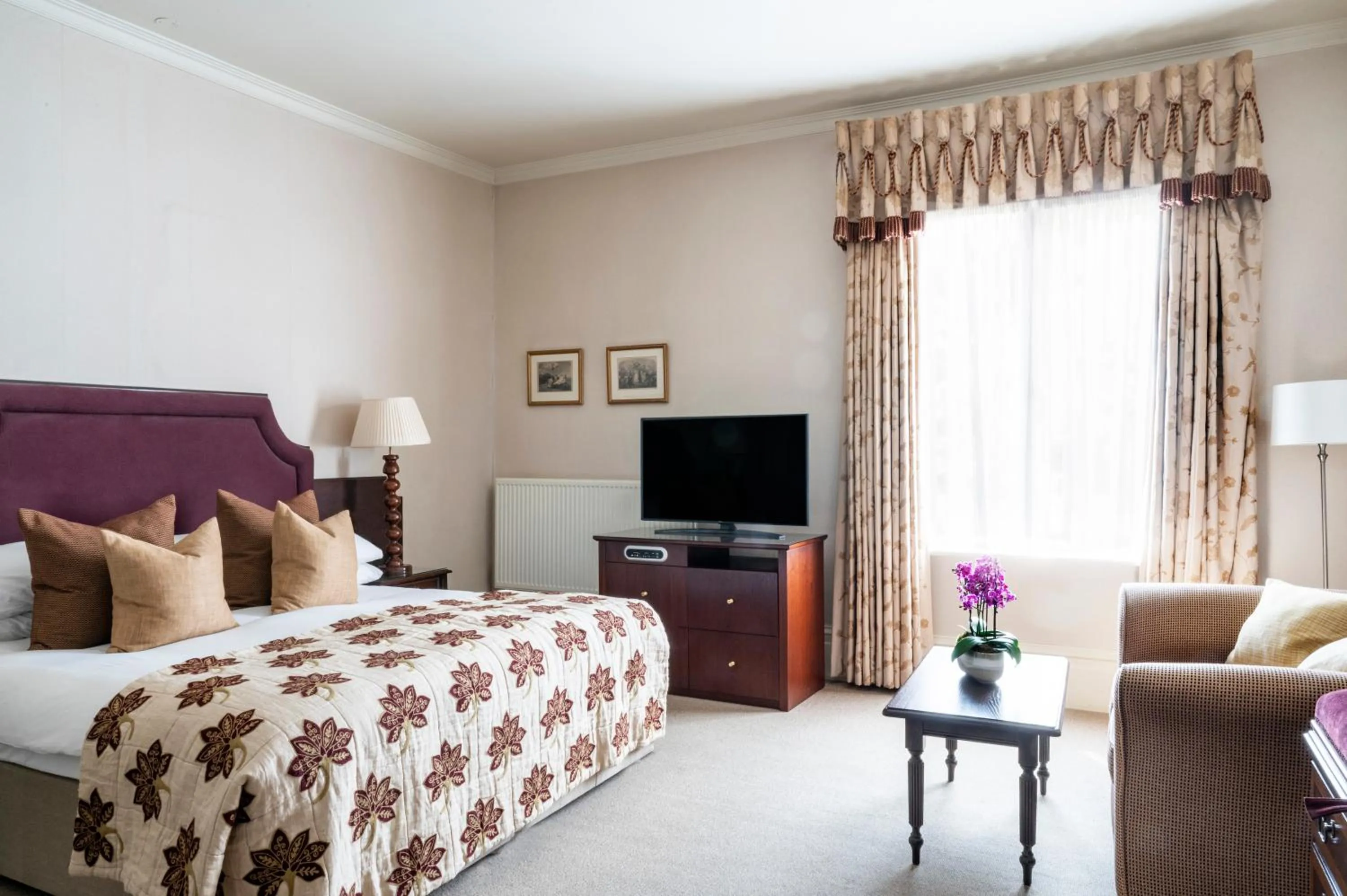 Bed in Audleys Wood Hotel, Basingstoke