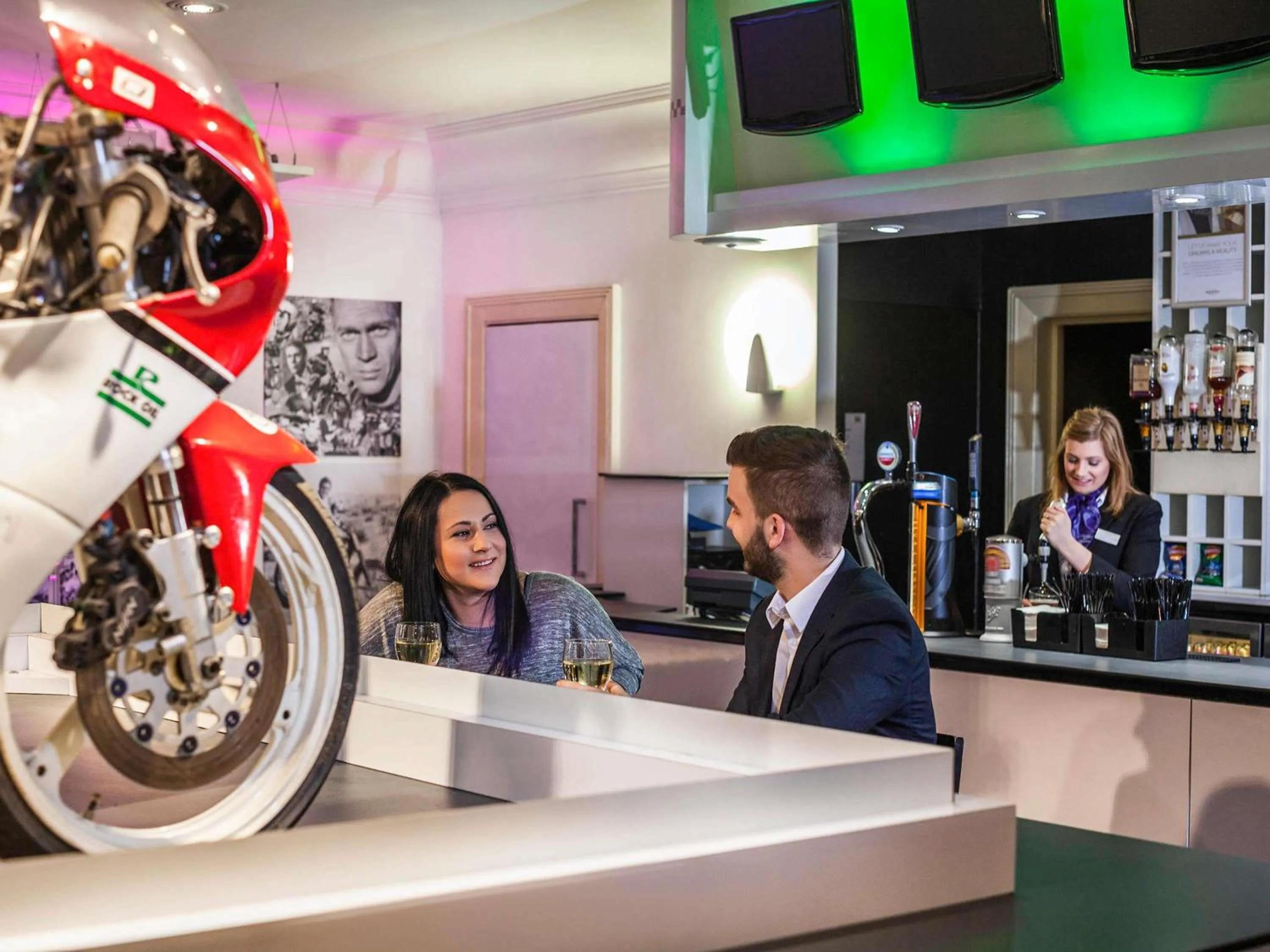 Lounge or bar in Mercure Dartford Brands Hatch Hotel & Spa